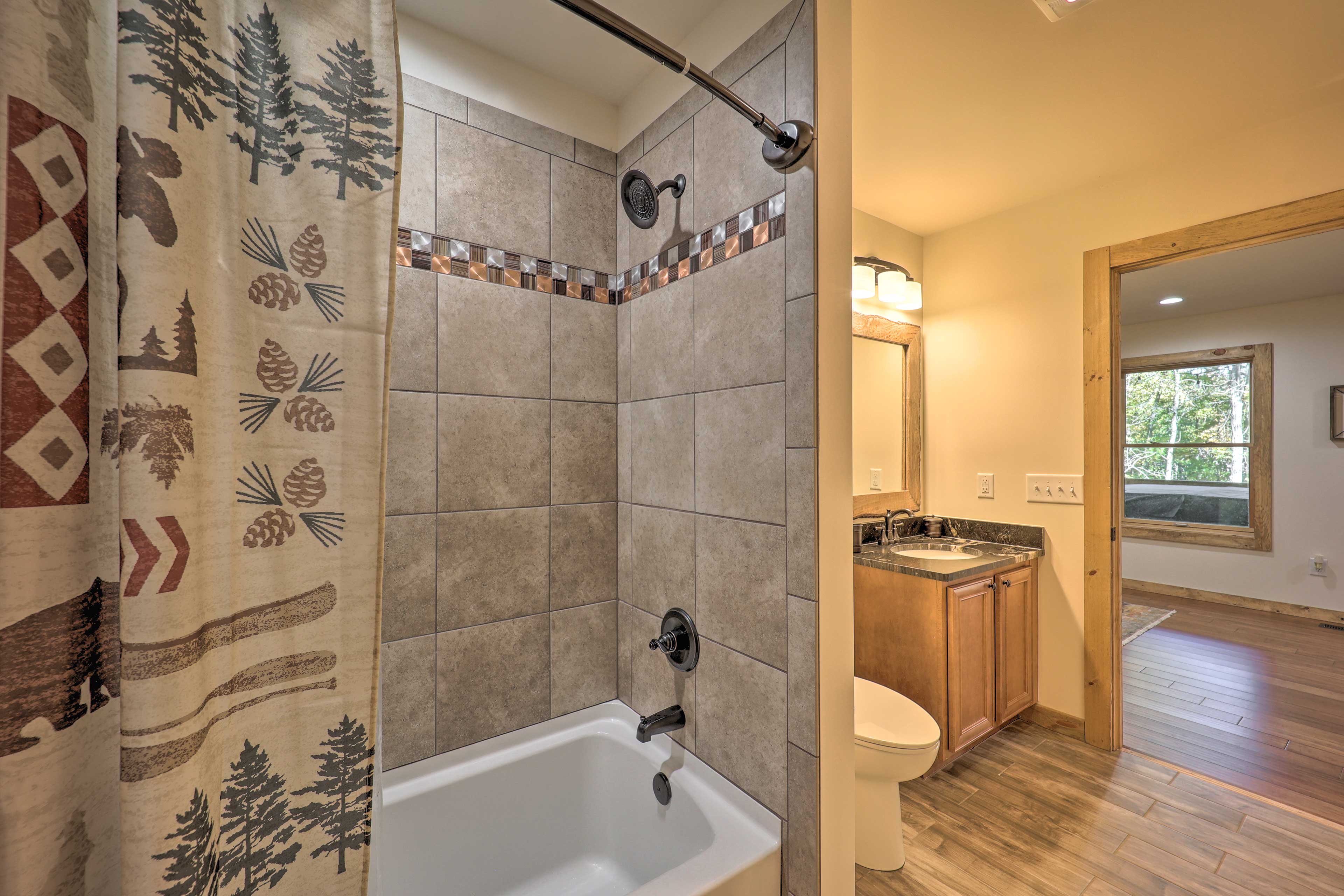 Full Bathroom | Complimentary Toiletries  | Lower Level