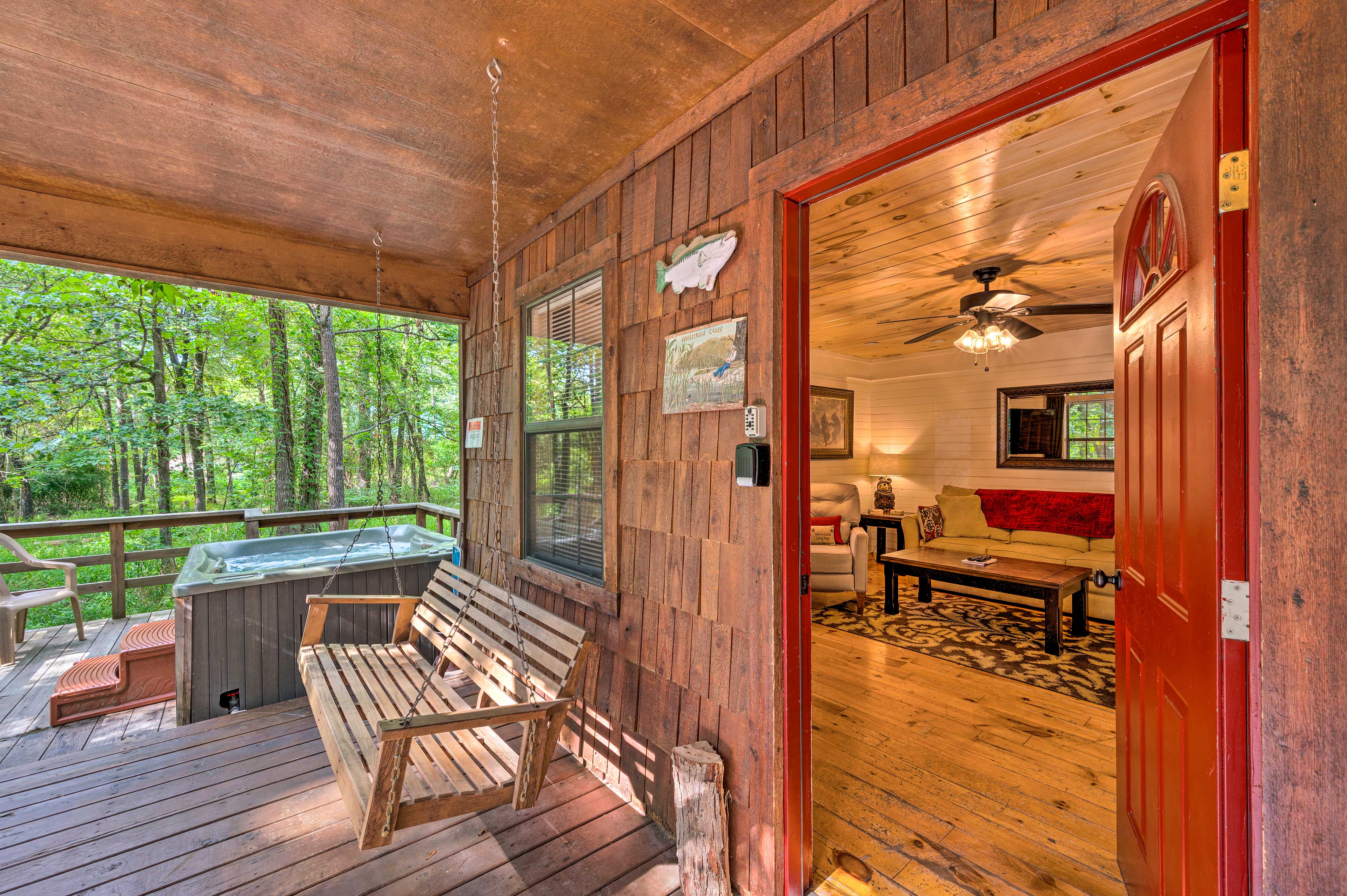 This Broken Bow retreat can easily accommodate 6 guests.