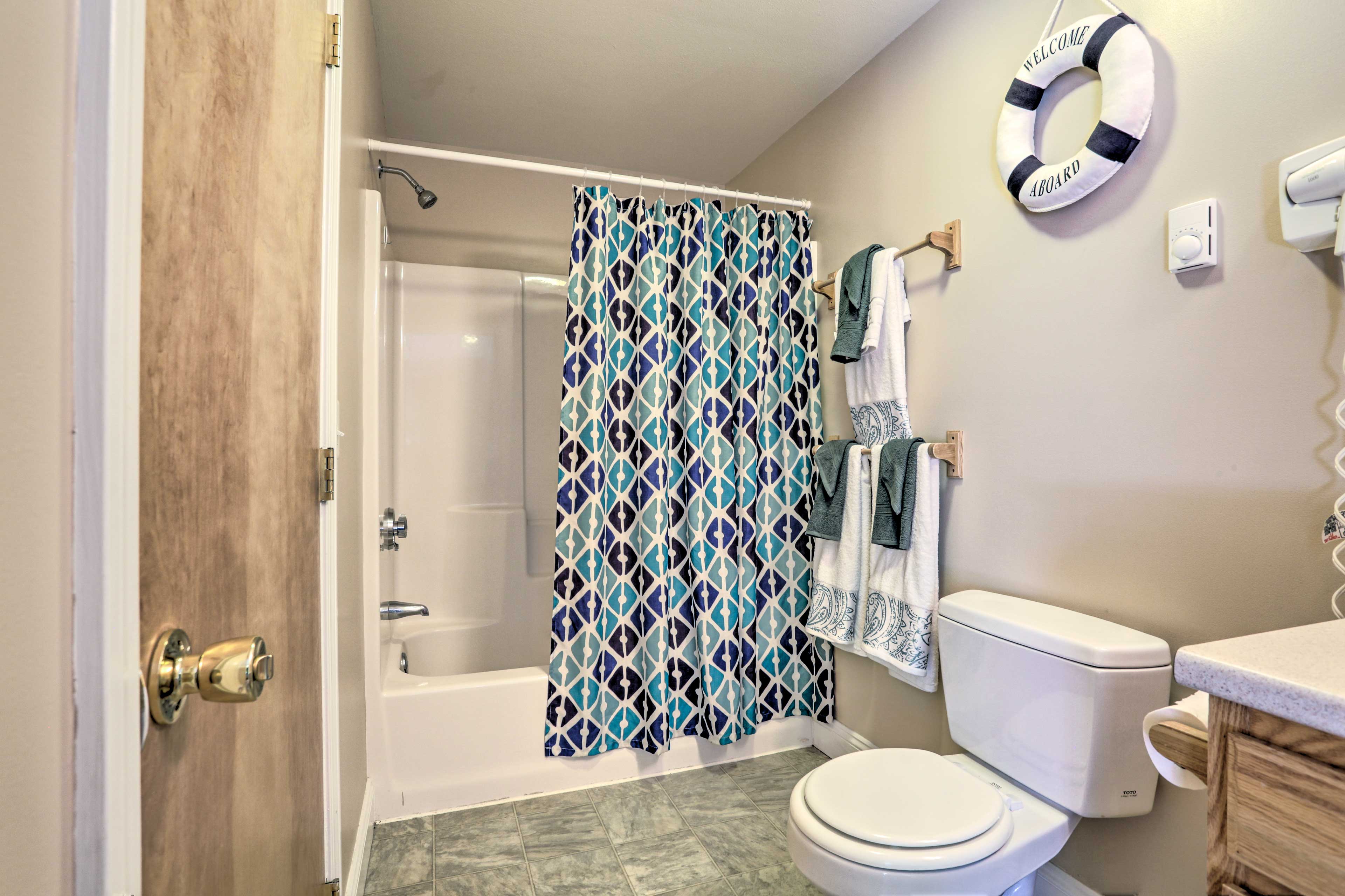 Rinse off the lake in the full bathrooms shower/tub combination.