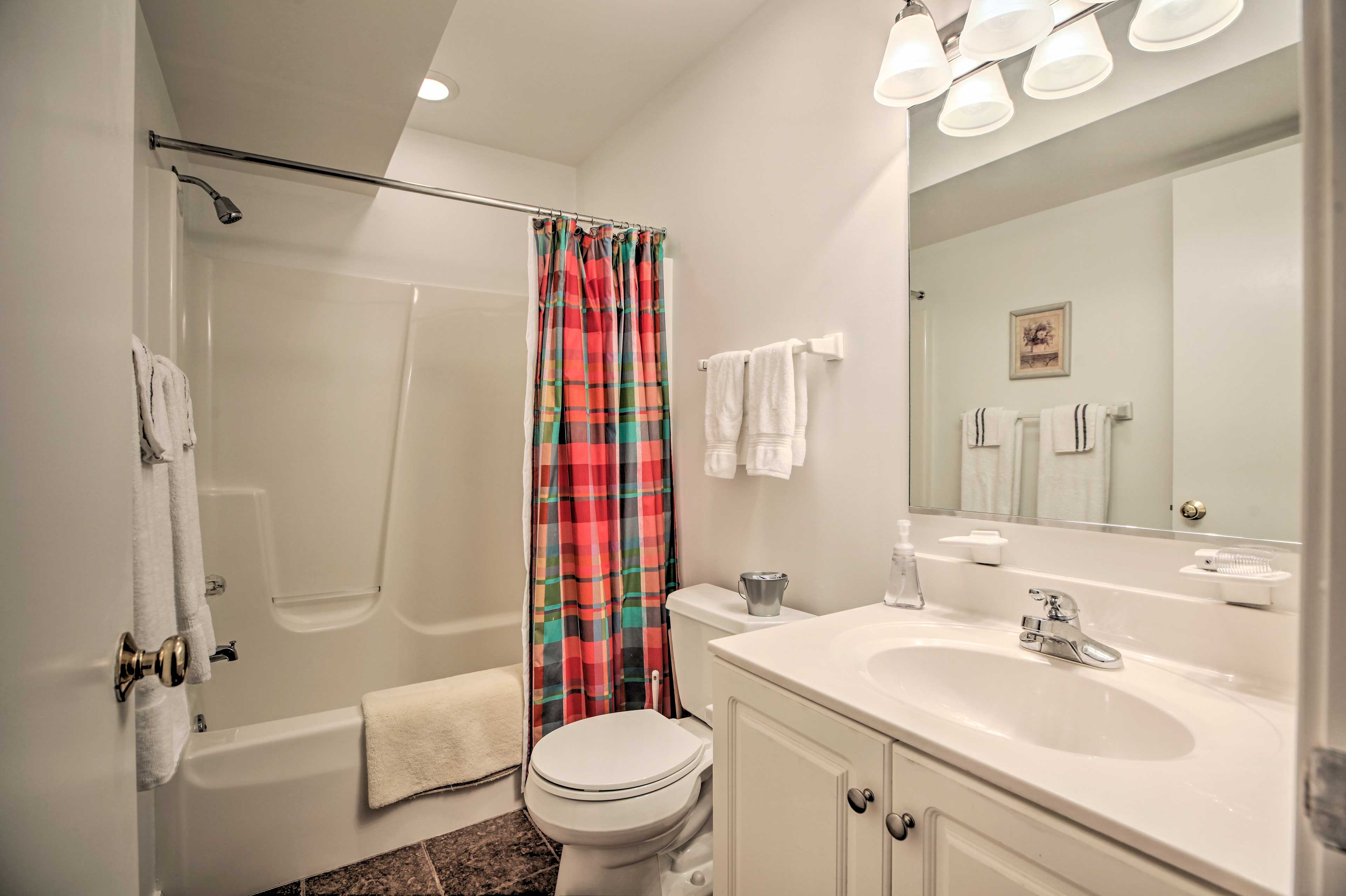 Full Bathroom | Towels Provided | Complimentary Toiletries