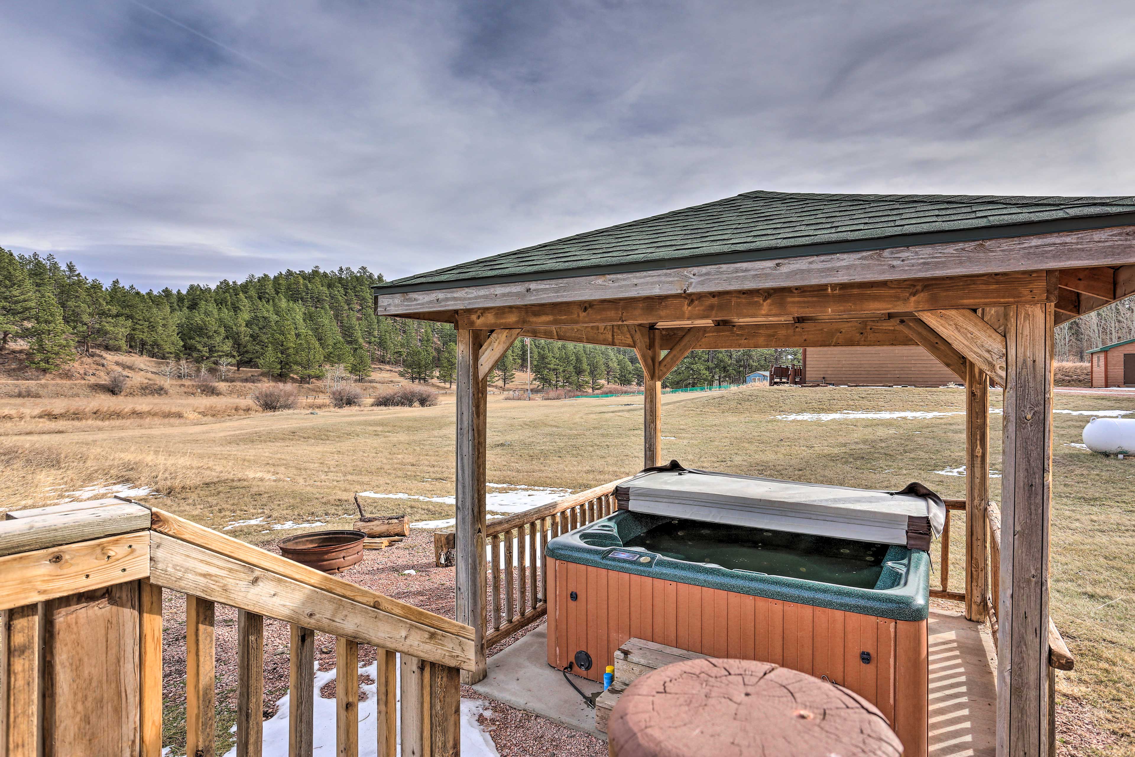 Private Exterior Space | Private Seasonal Hot Tub (May 15 - September 15, 2025)