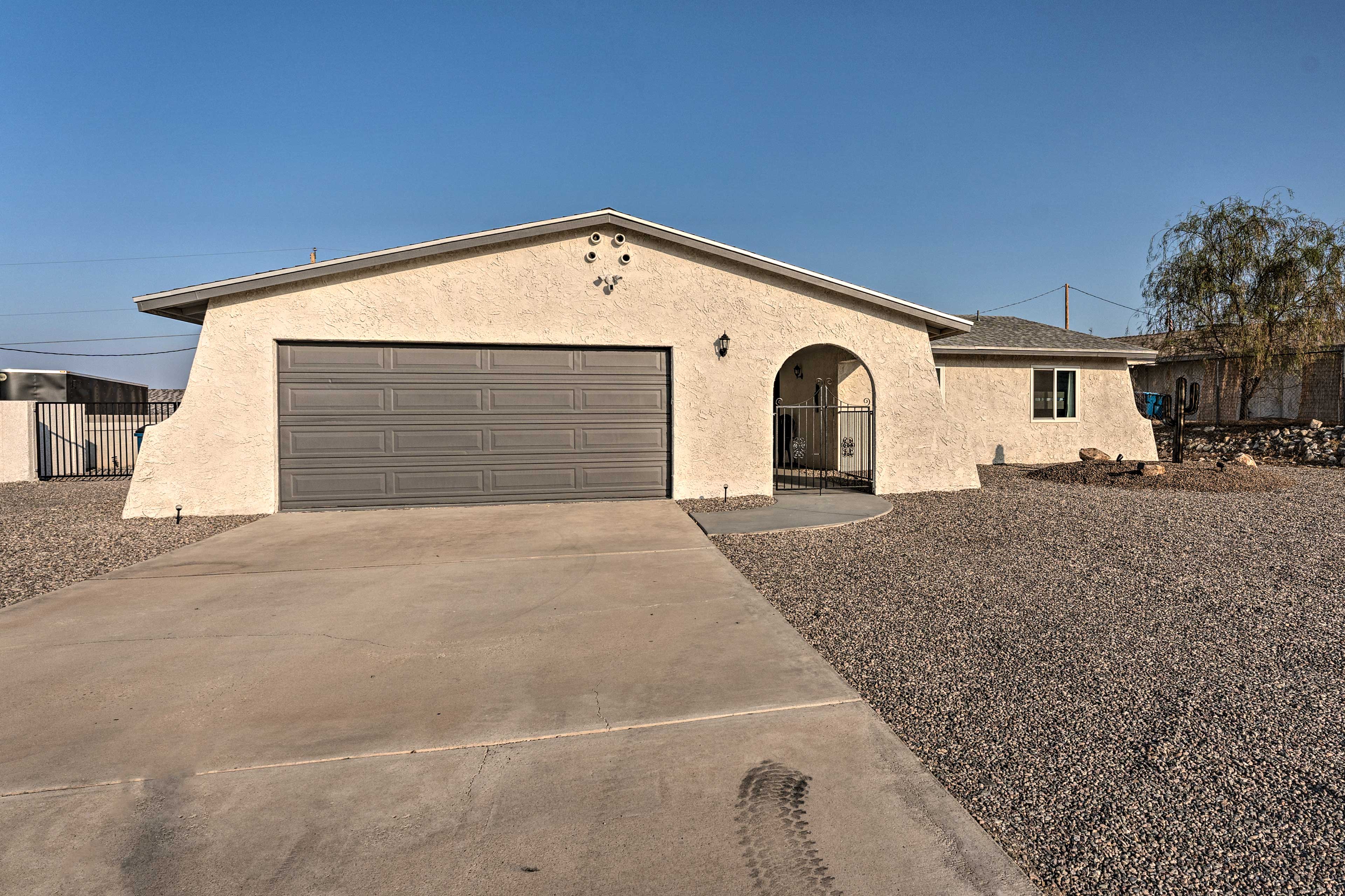 Garage Parking for 2 Vehicles | Driveway Parking for 4 Vehicles