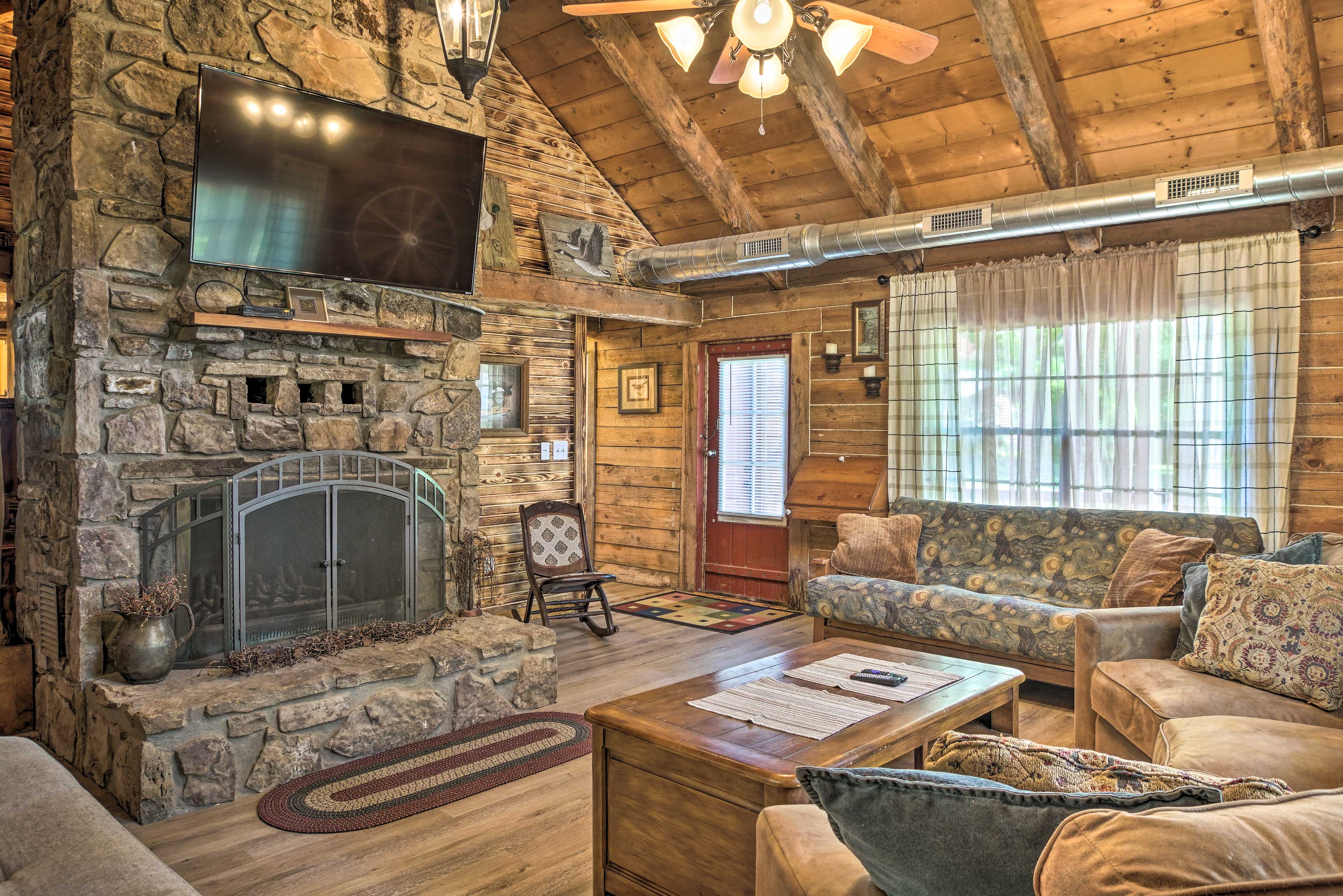 Picturesque Log Cabin < 1 Mile to Table Rock Lake!