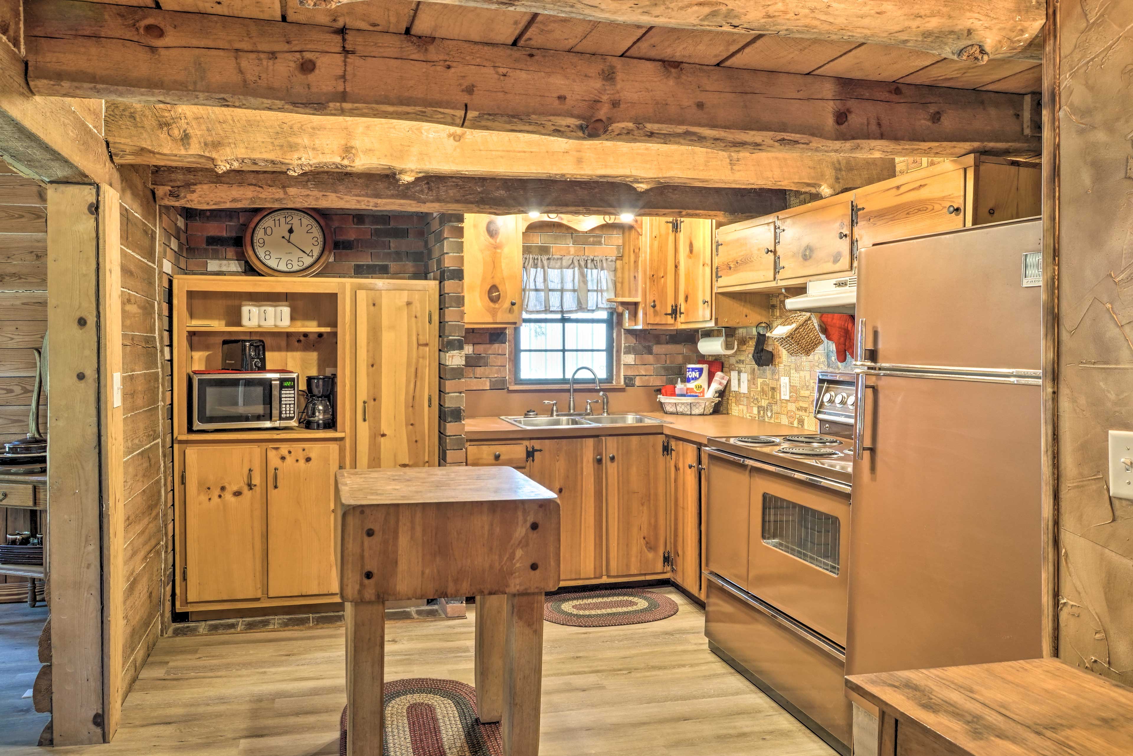 This well-equipped kitchen is ideal for cooking up a delicious dinner.