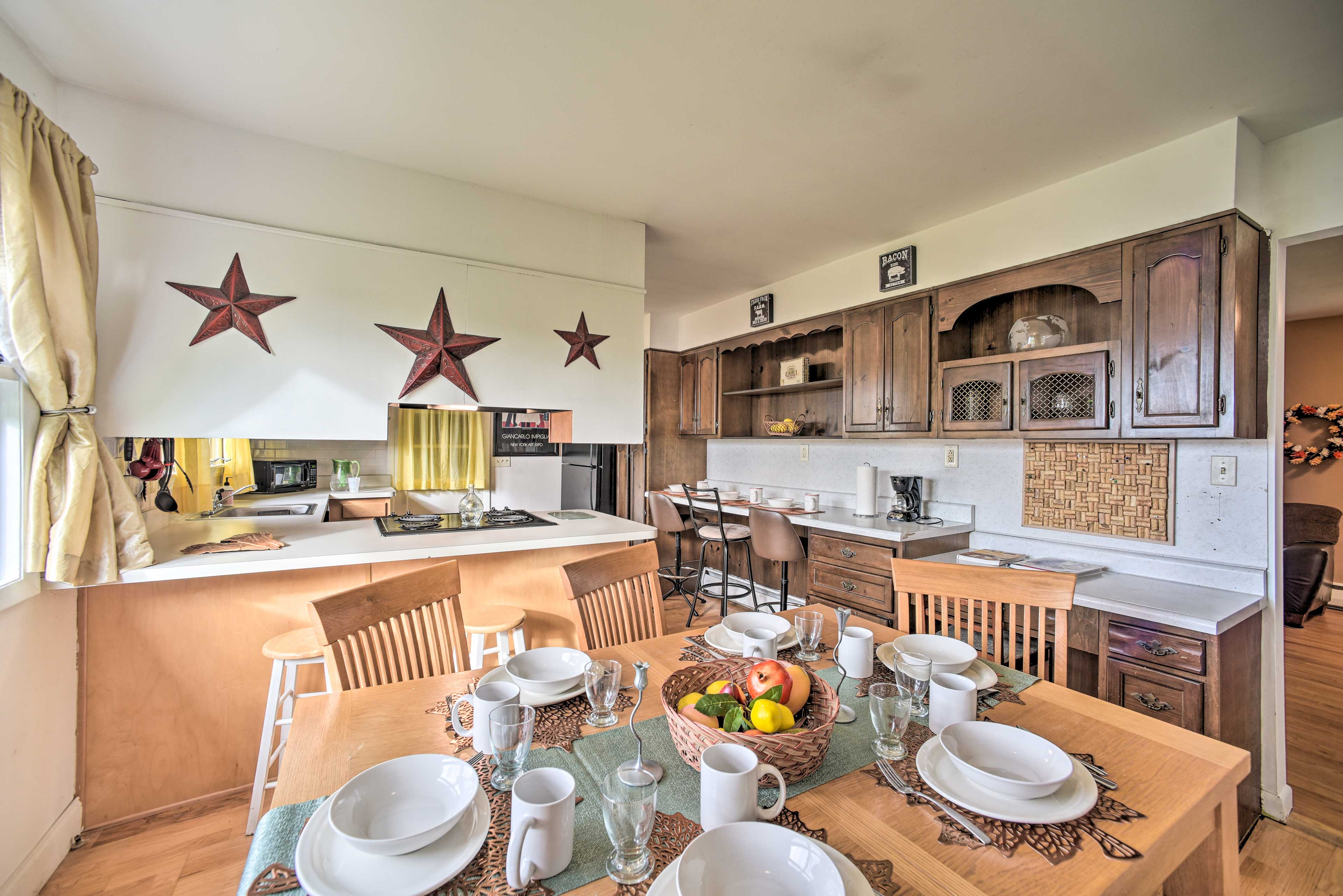 This open floor plan makes mealtime easy.