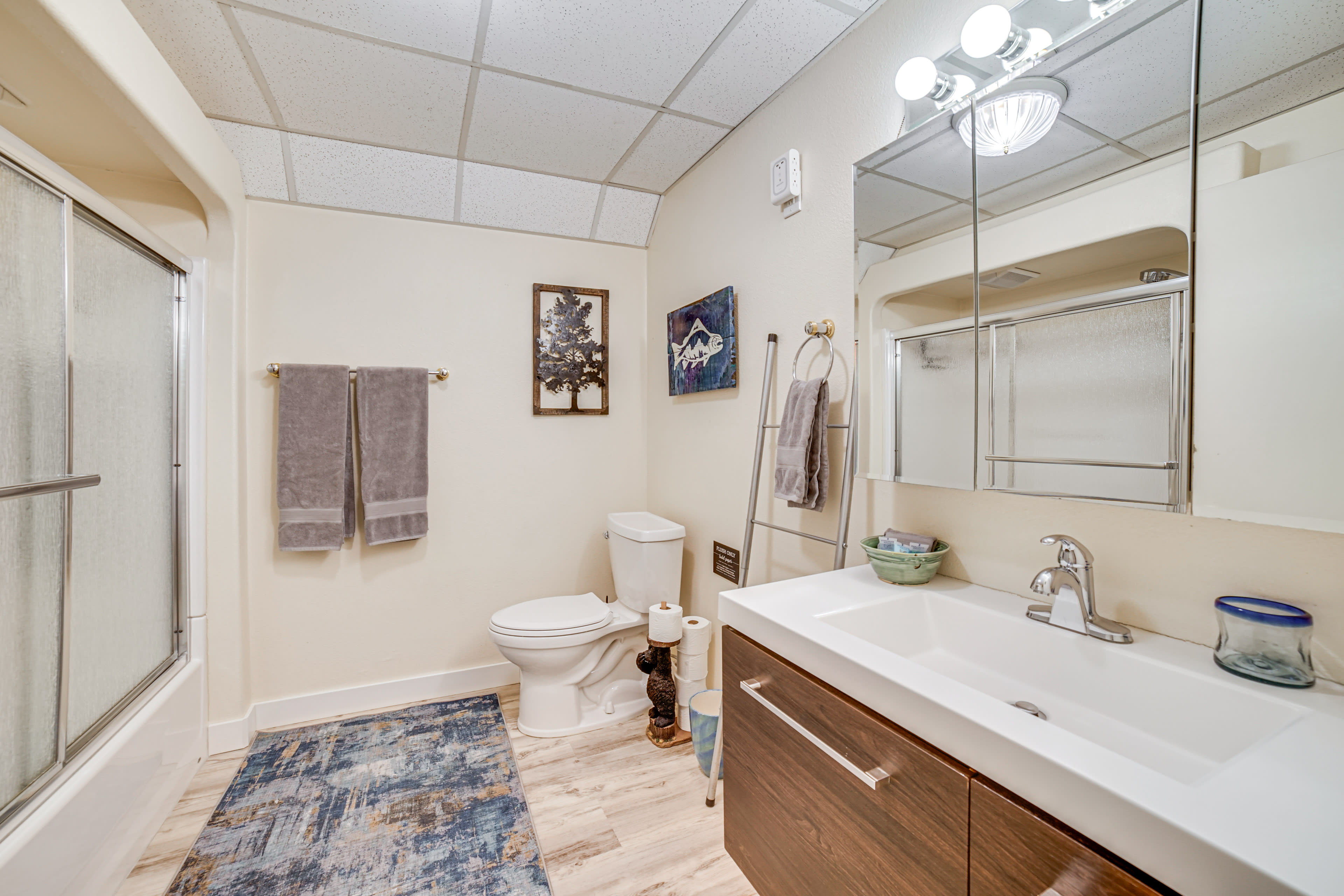 Full Bathroom | Towels Provided | Complimentary Toiletries