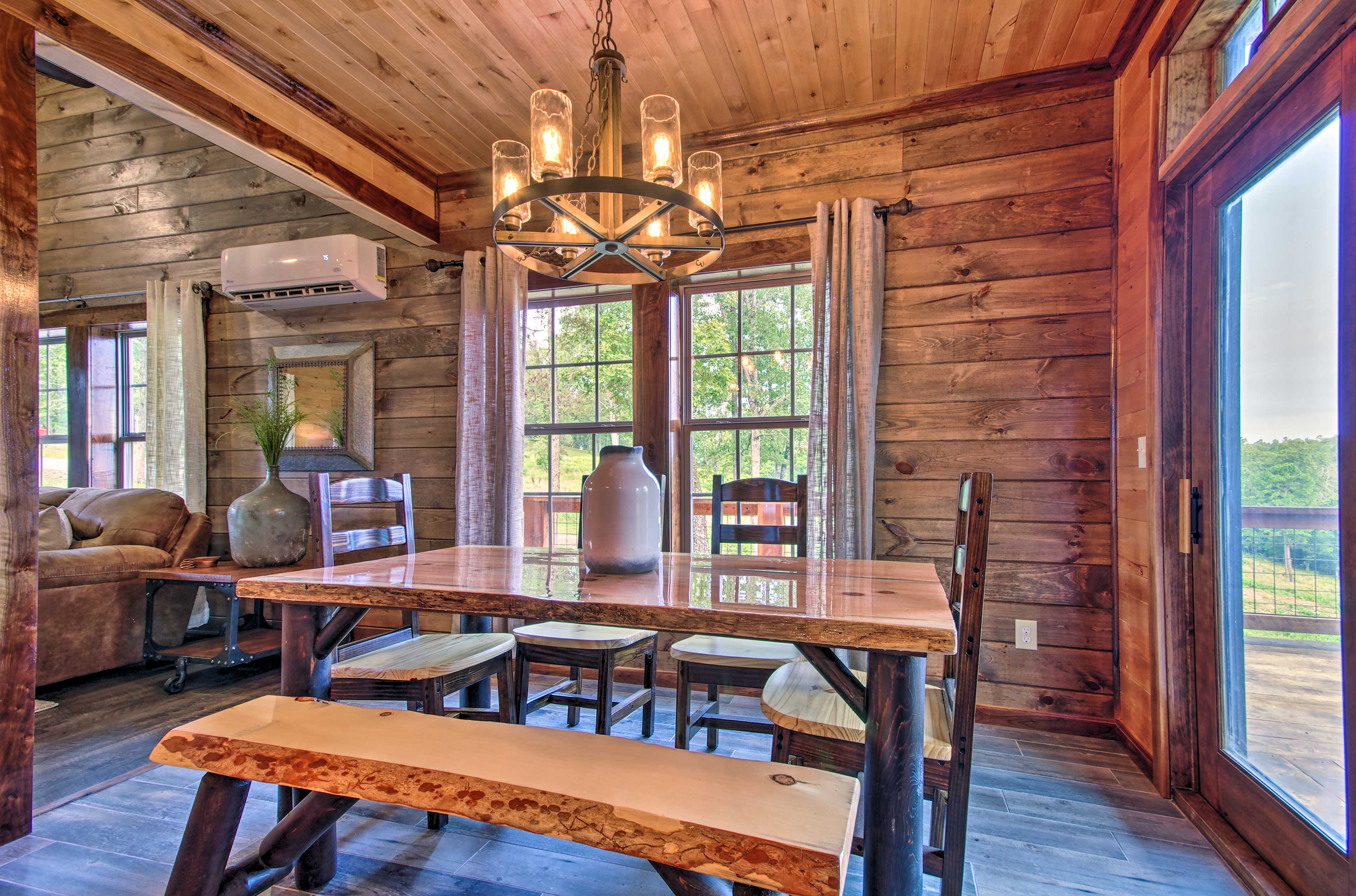 Dining Area | Dishware & Flatware Provided