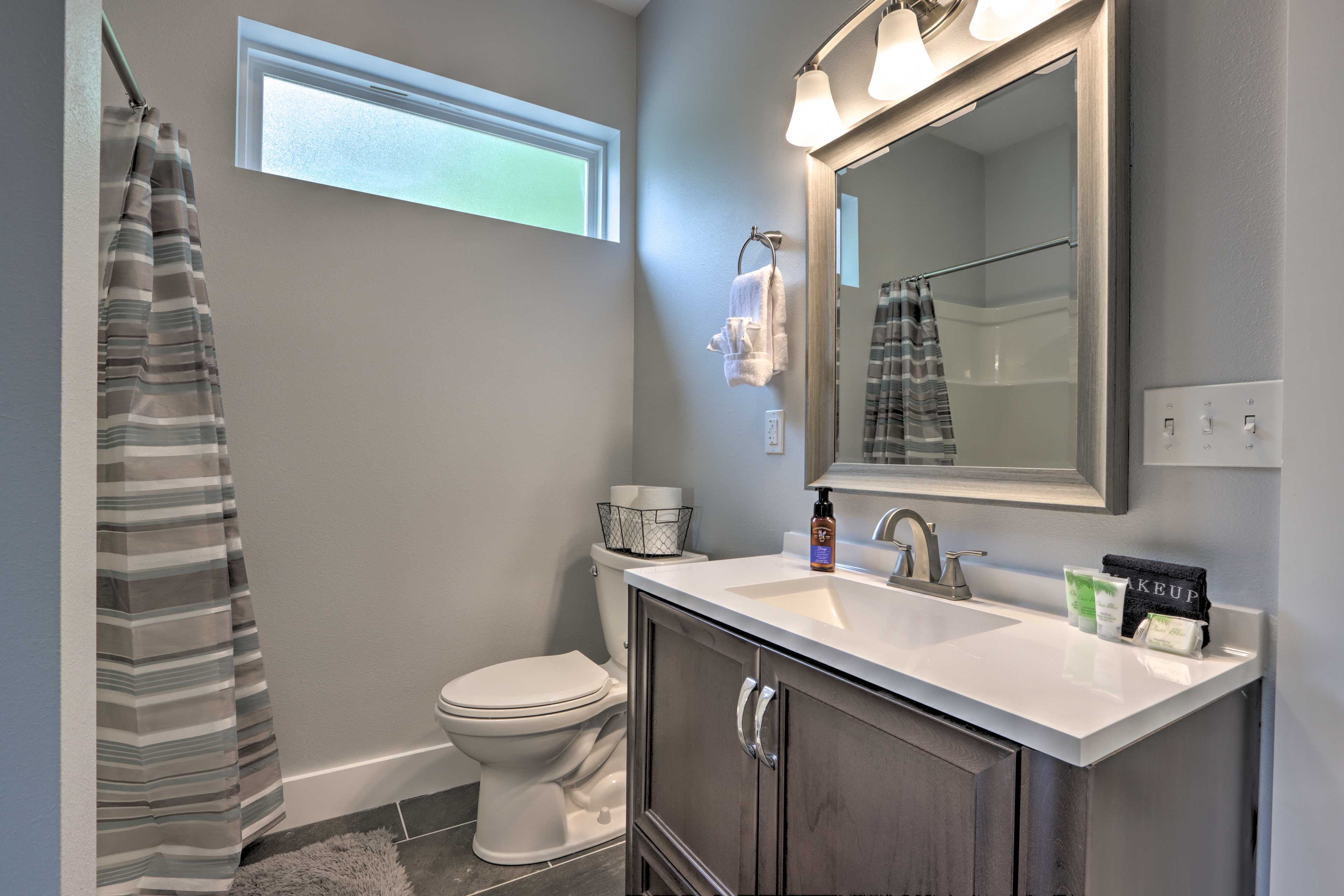 Full Bathroom | Towels Provided | 2nd Floor