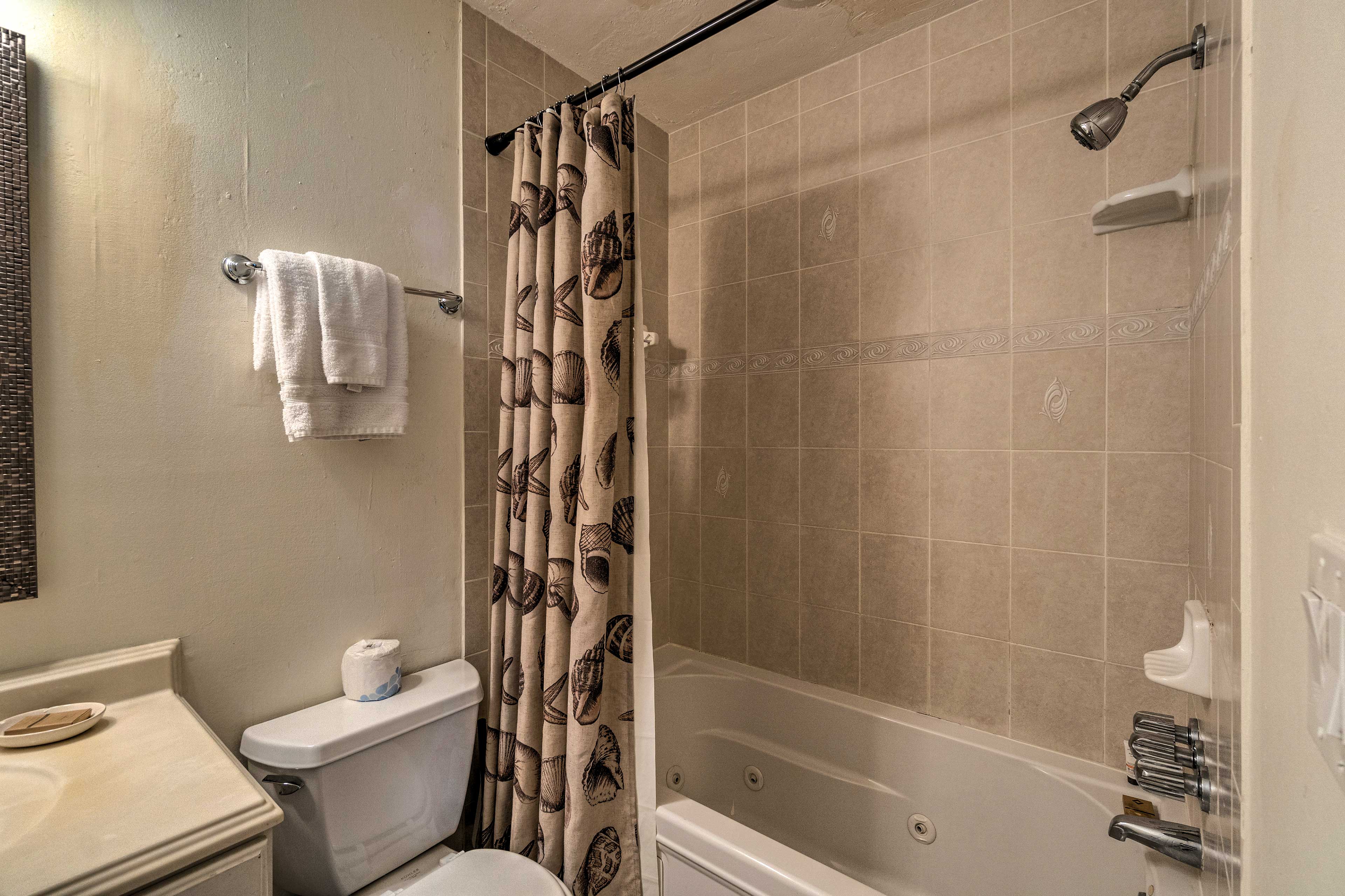 Full Bathroom | Hair Dryer | Complimentary Toiletries