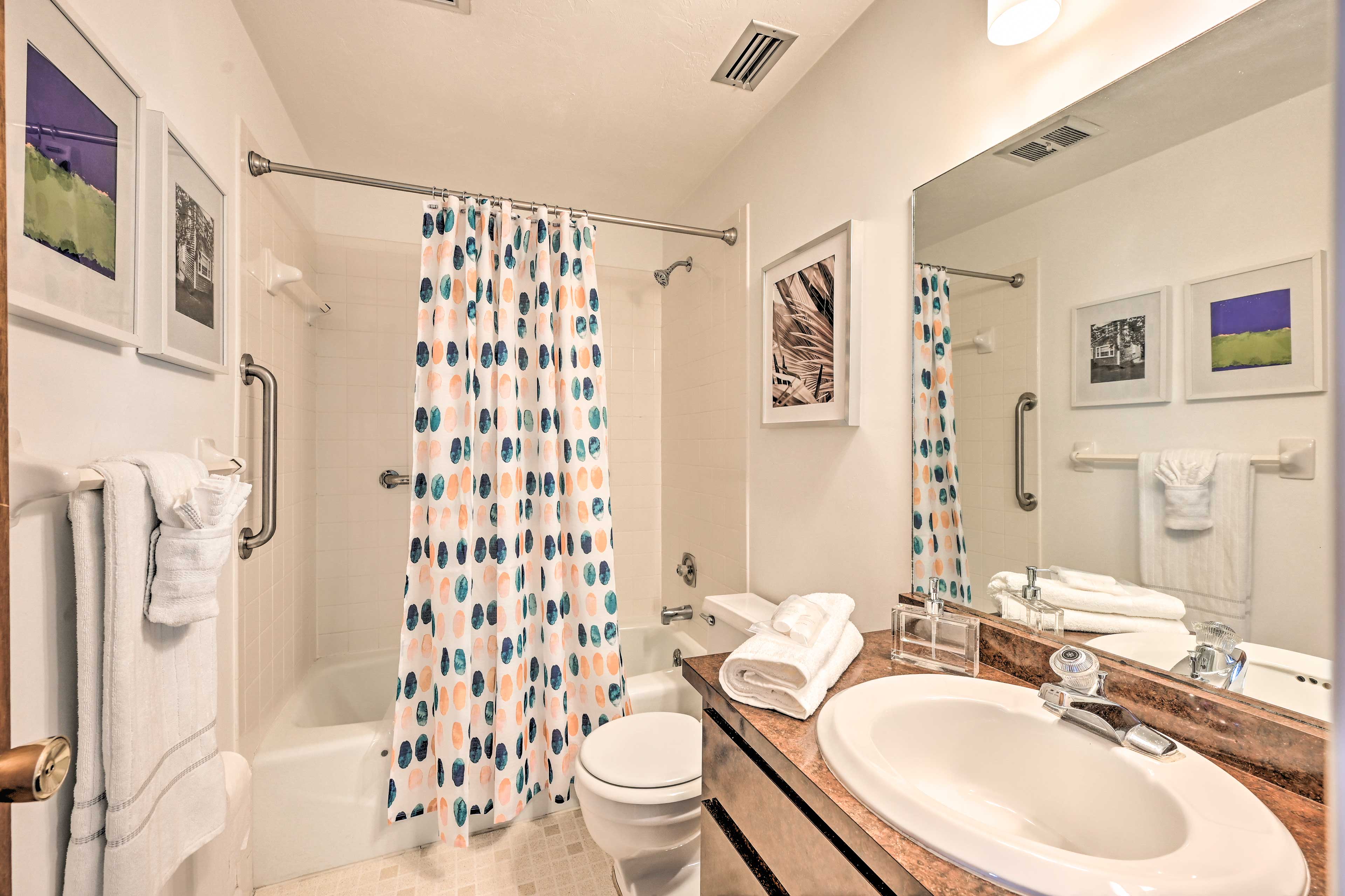 Full Bathroom 2 | Towels & Complimentary Toiletries Provided