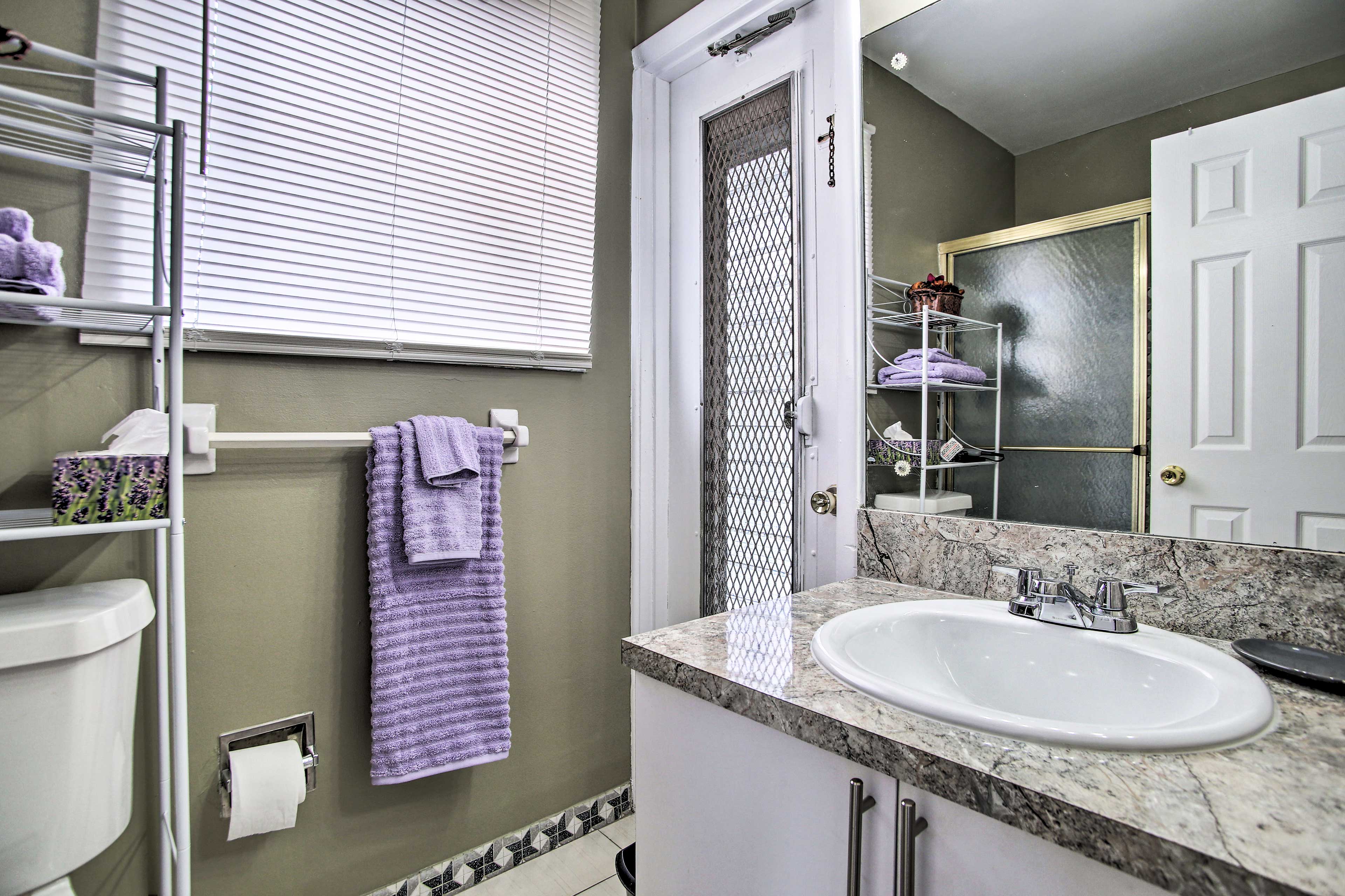 Full Bathroom | Complimentary Toiletries