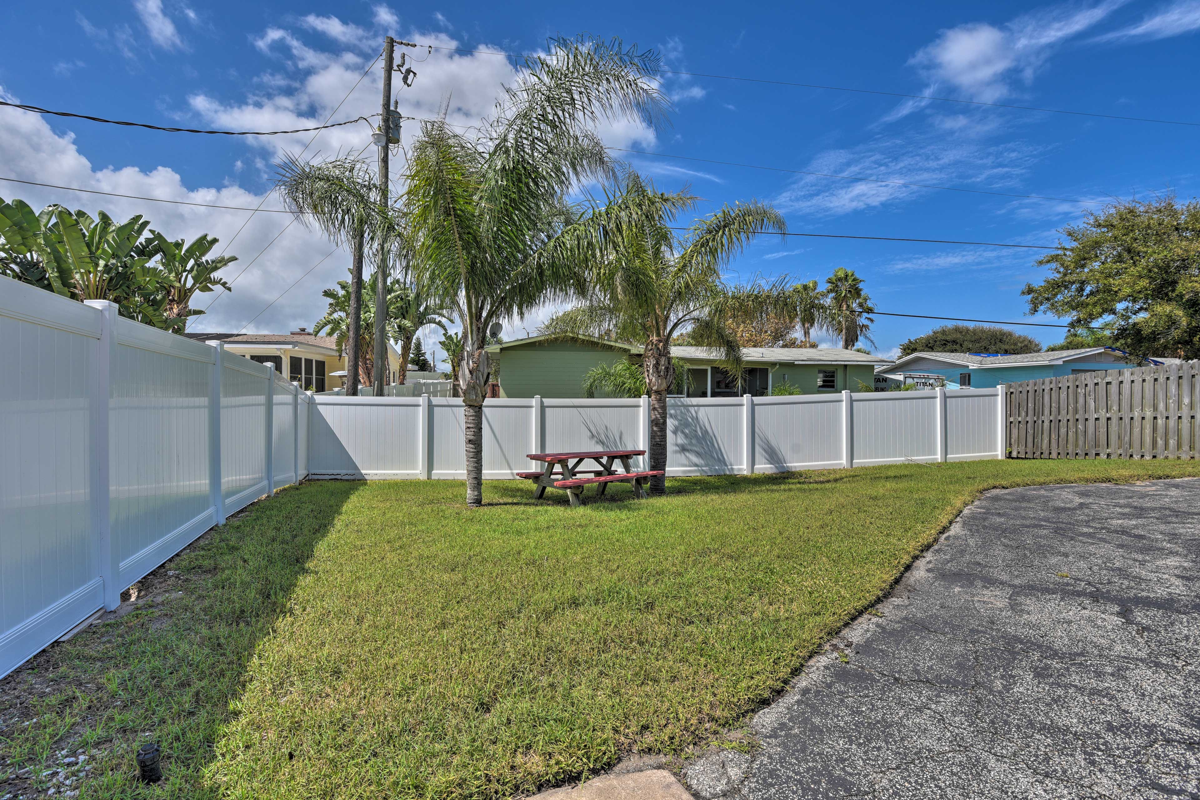 Private Yard | Picnic Table | Palm Trees