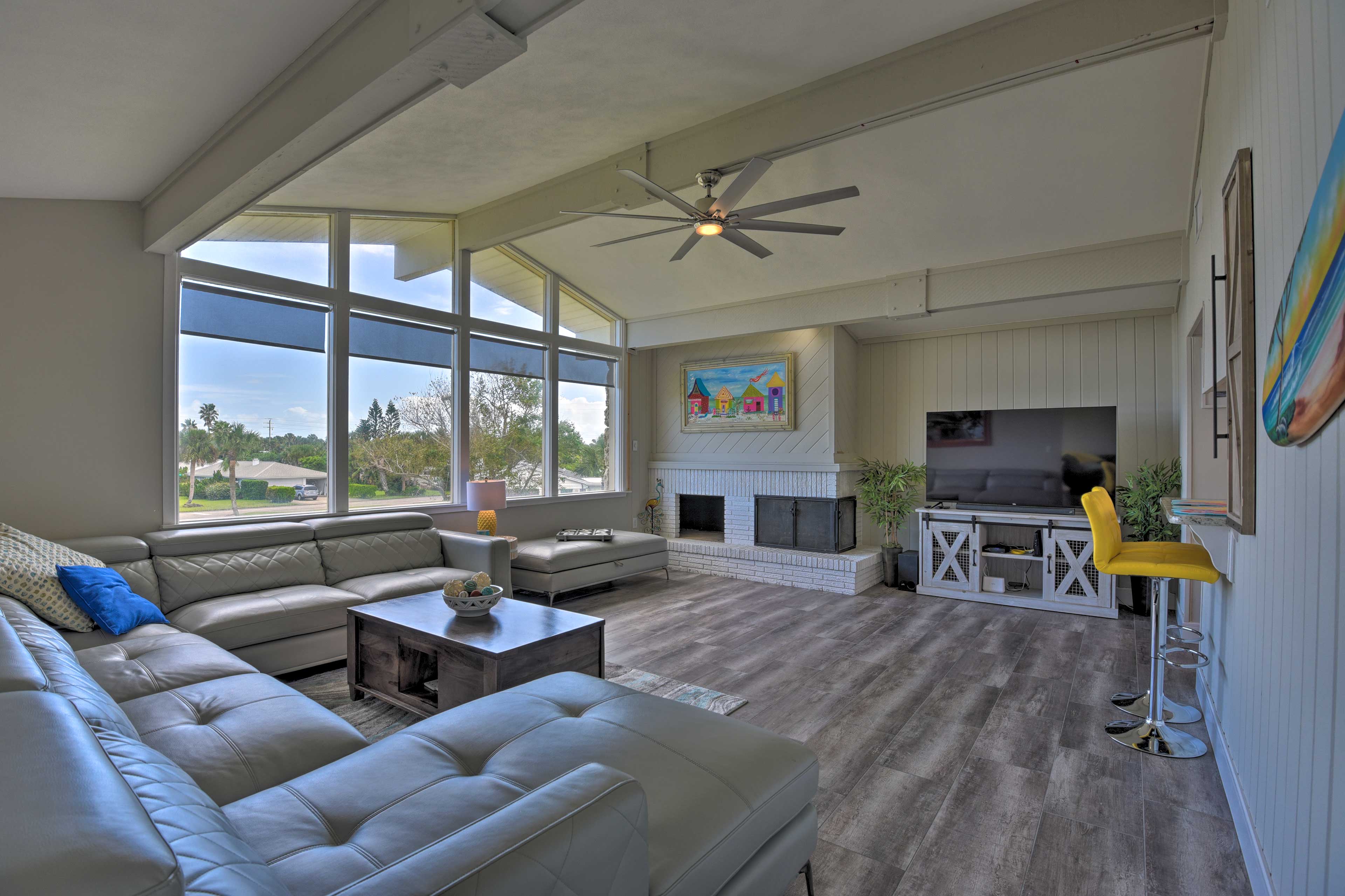 Living Room | Fireplace | Picture Windows | Vaulted Ceilings | Smart TV w/ Cable