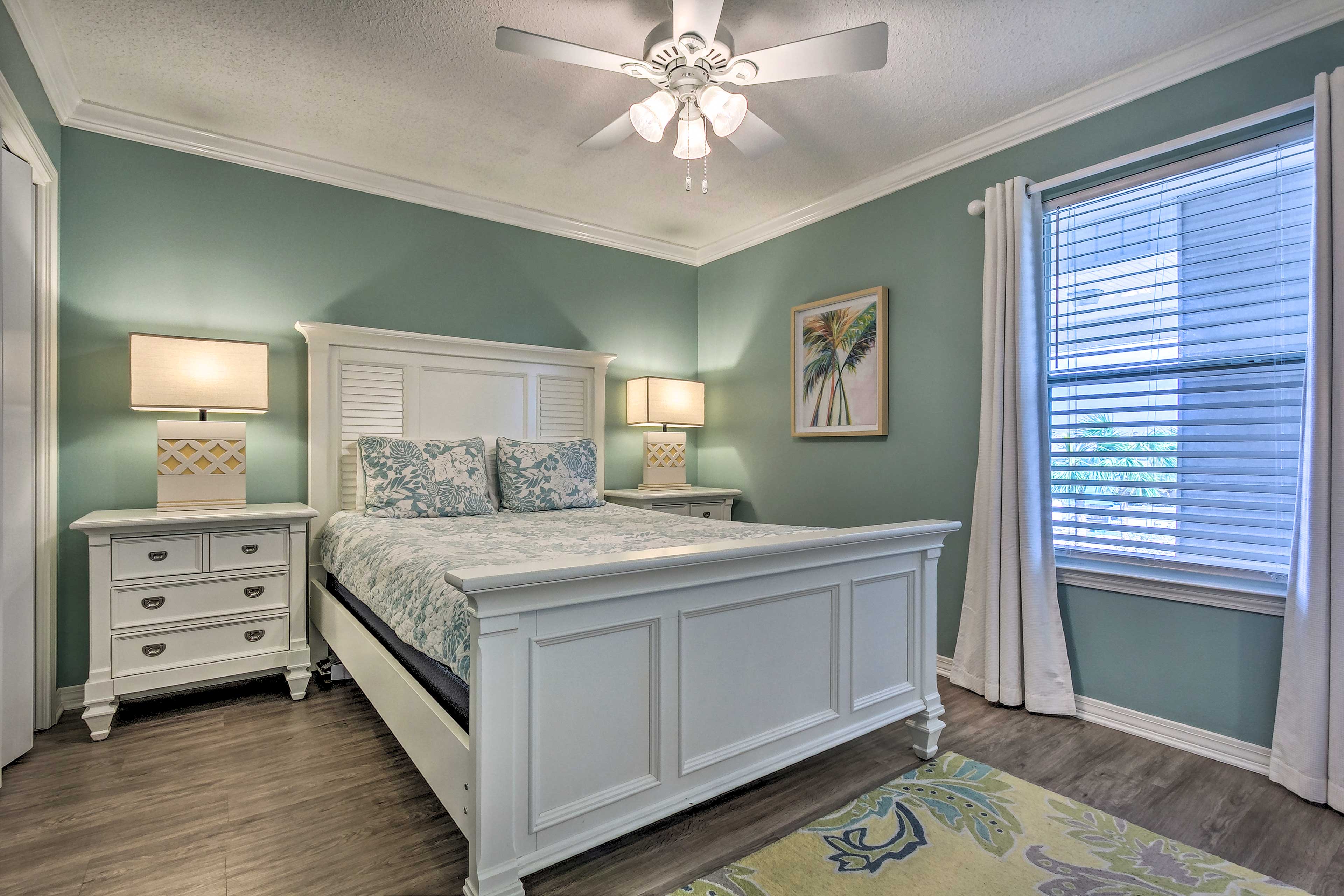 Master Bedroom | Queen Bed | Storage Space