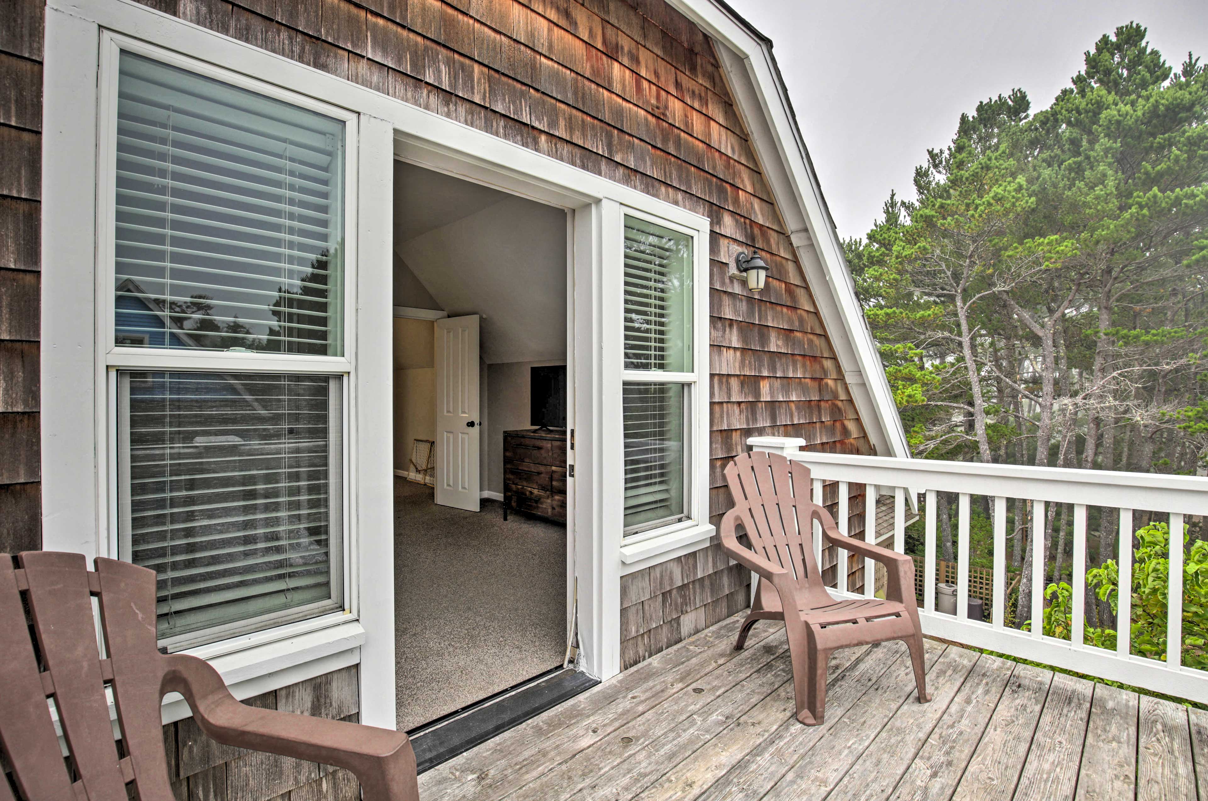 Balcony w/ Seating