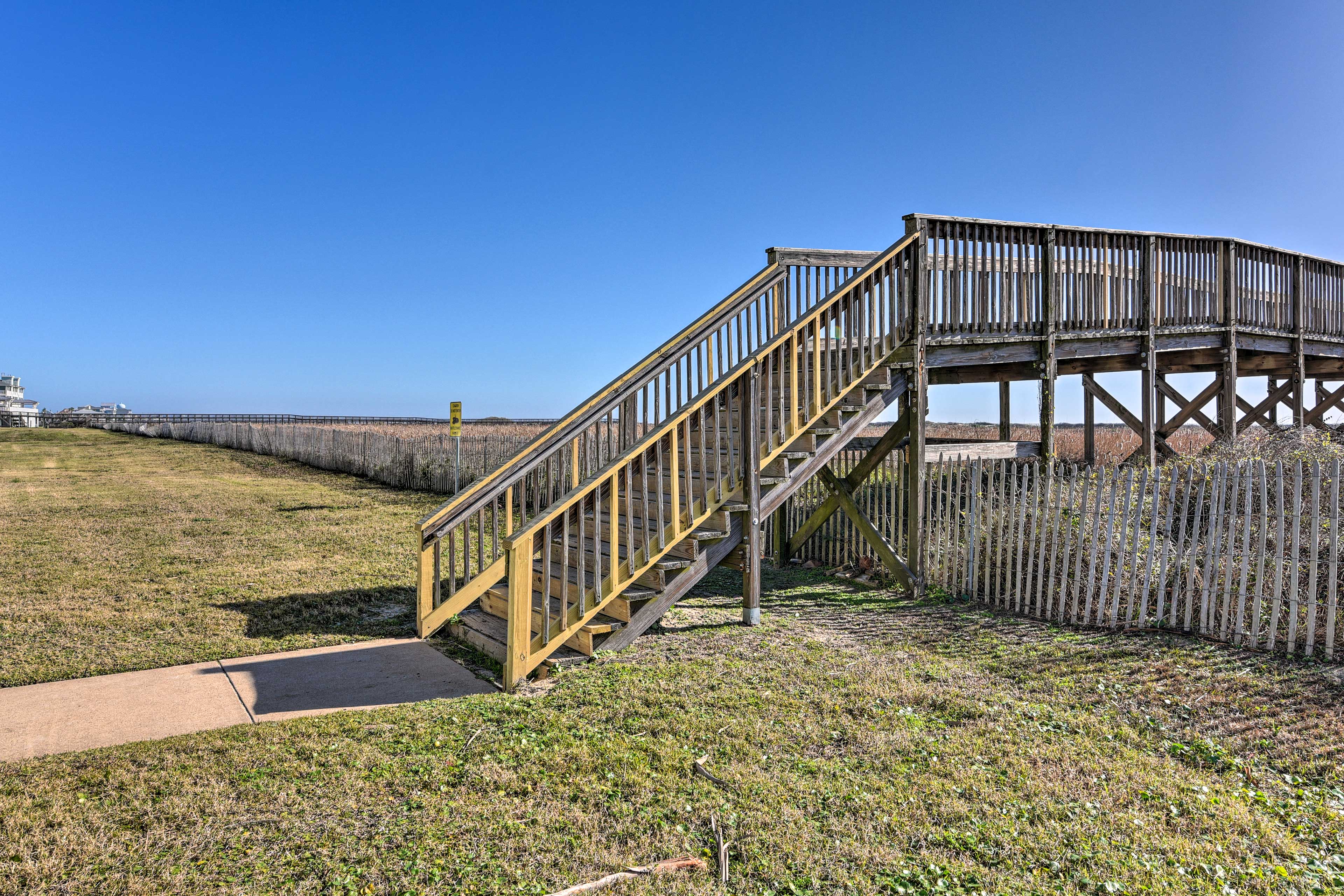 Beach Access | Stair-access at closest entrance | Ramp-access from beach club