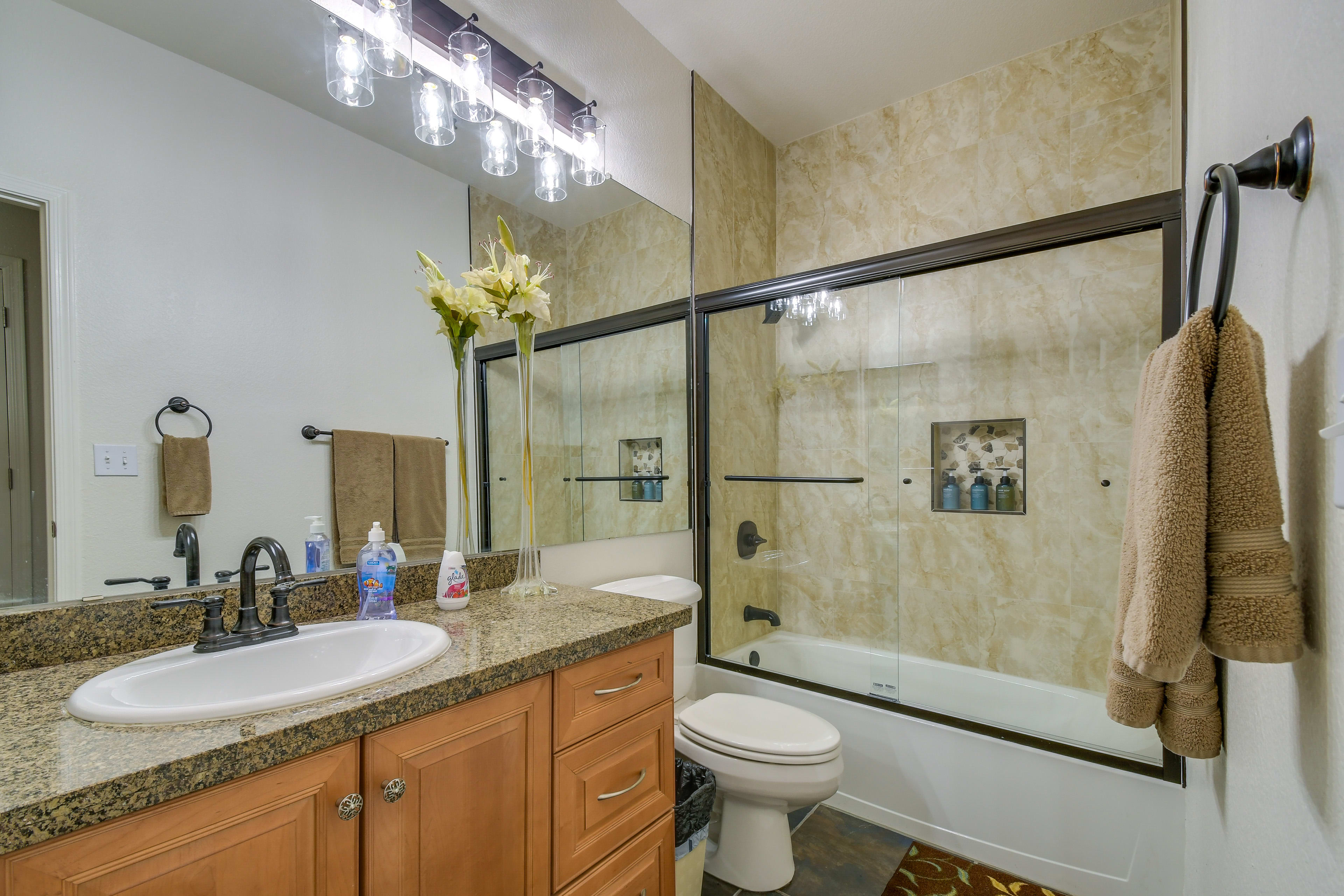 Full Bathroom | Complimentary Toiletries