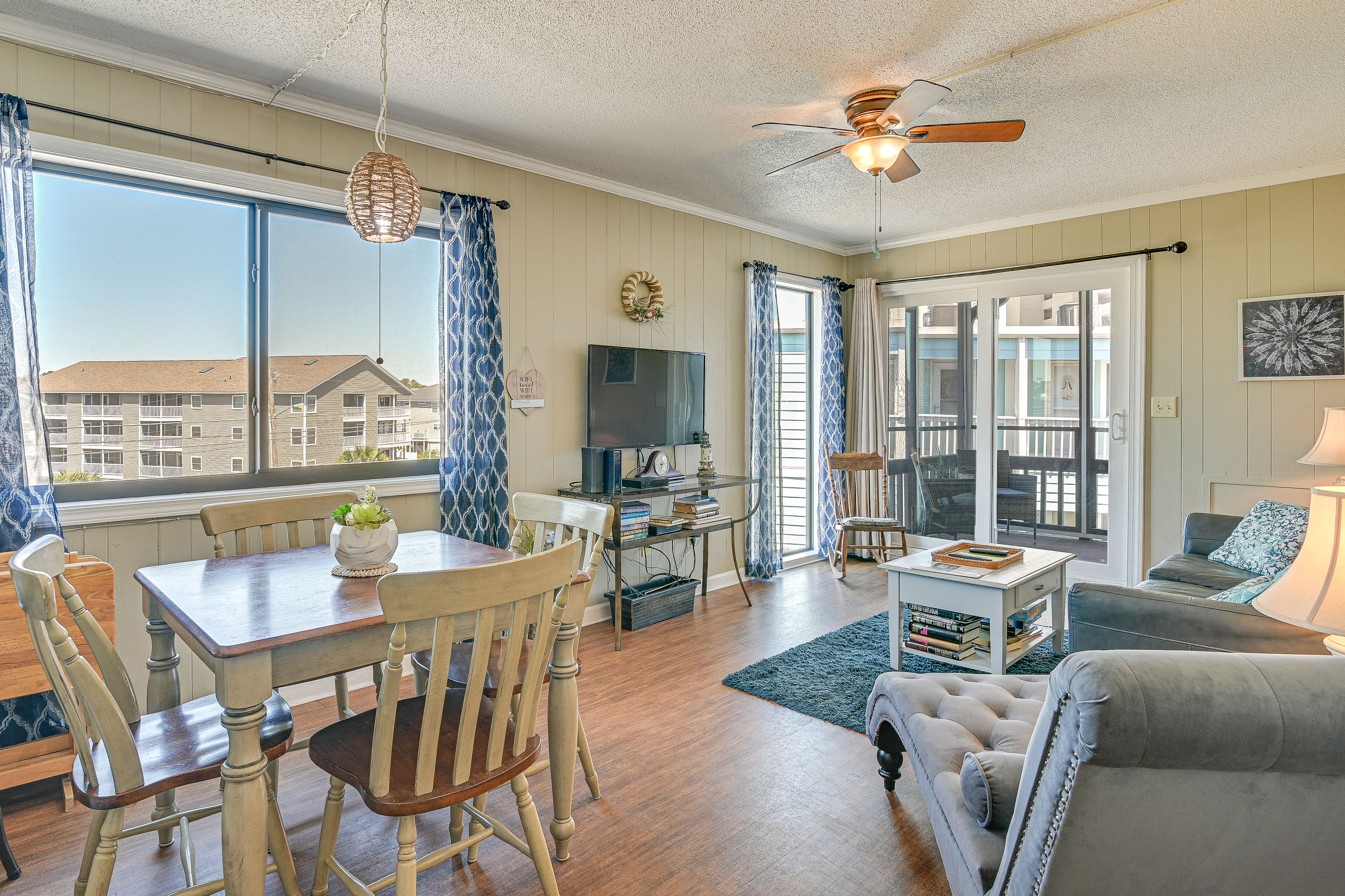 Living Room | Dining Table | Smart TV | Free WiFi