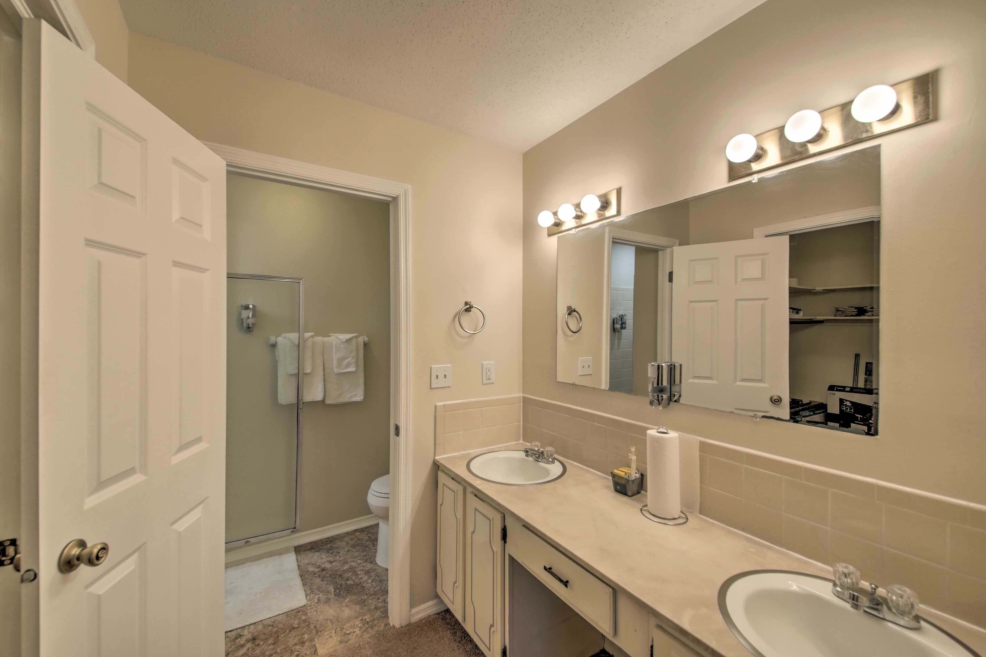 En-Suite Bathroom | Walk-in Closet | Complimentary Toiletries | Towels Provided