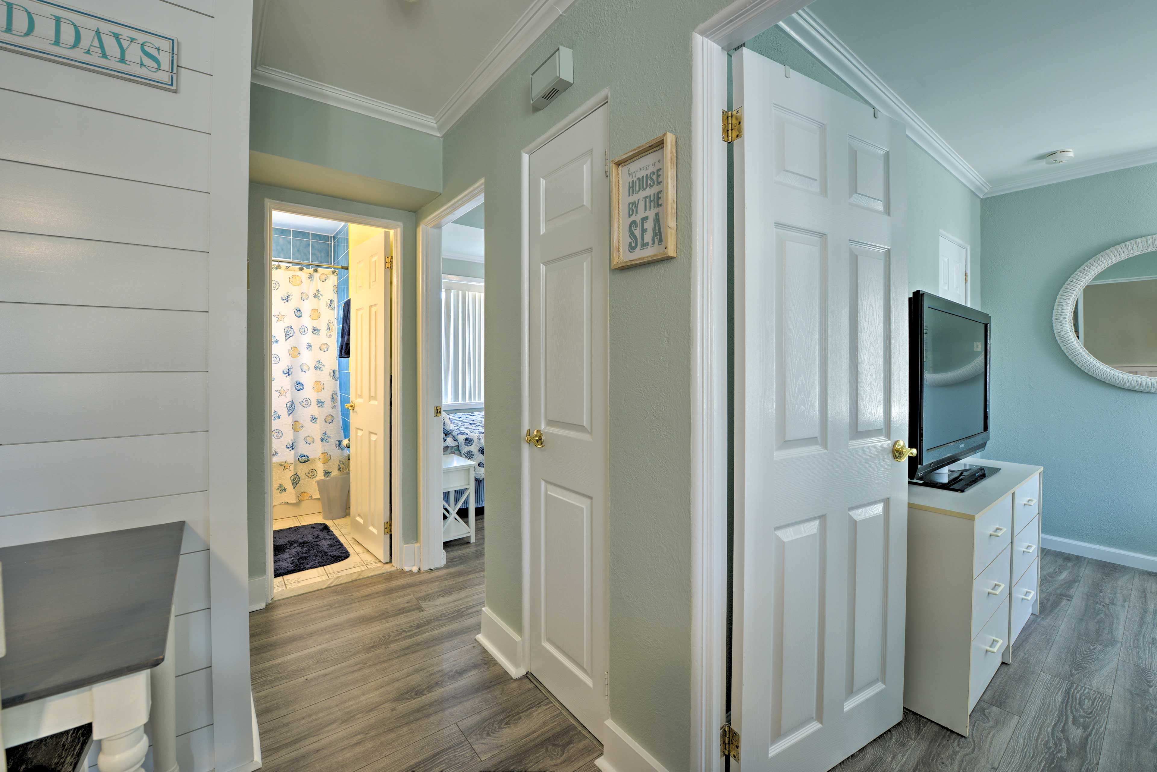 Hallway | Access to Bedrooms & Bathroom