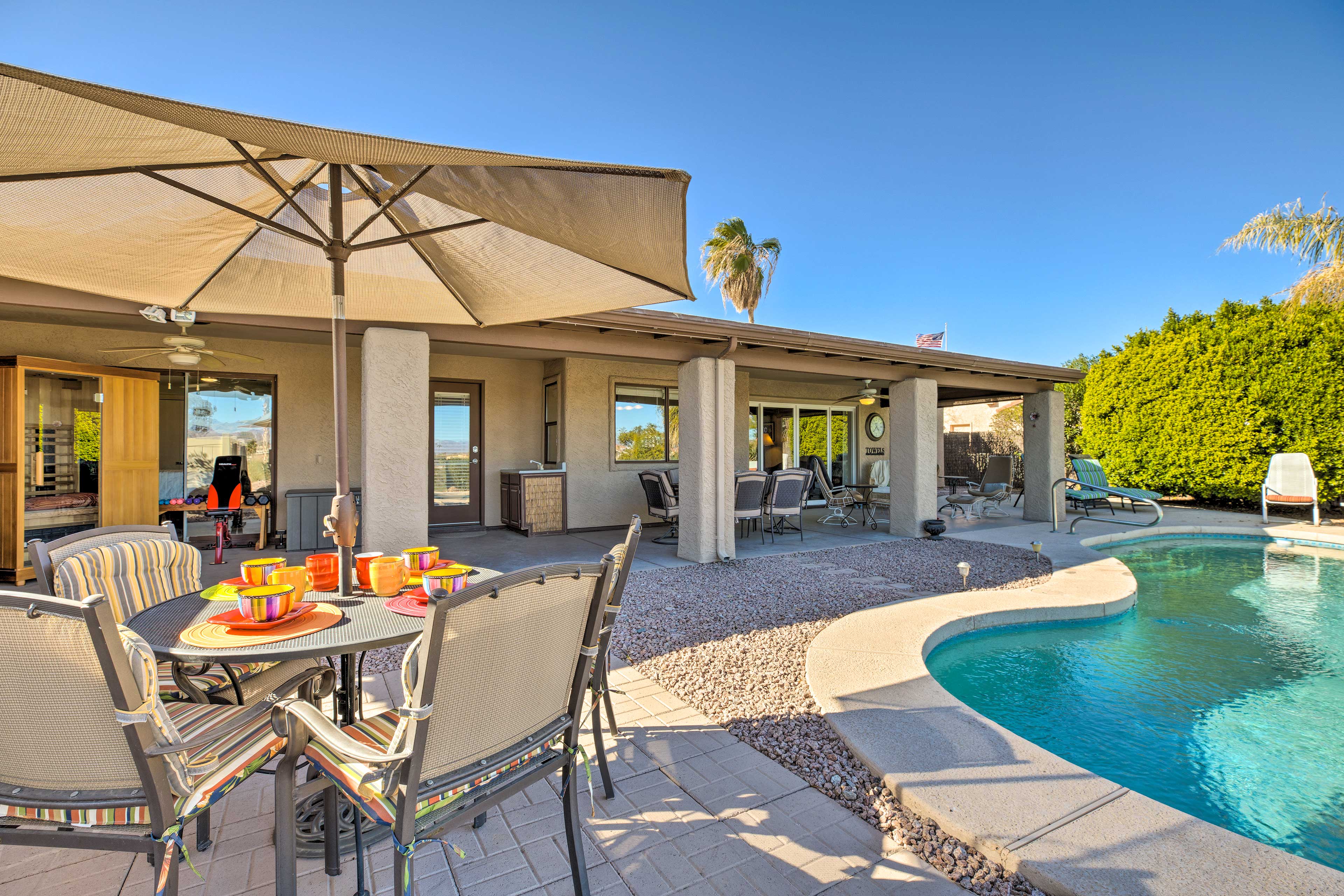 Beautiful Desert Home w/ Pool, Mtn View & Sauna