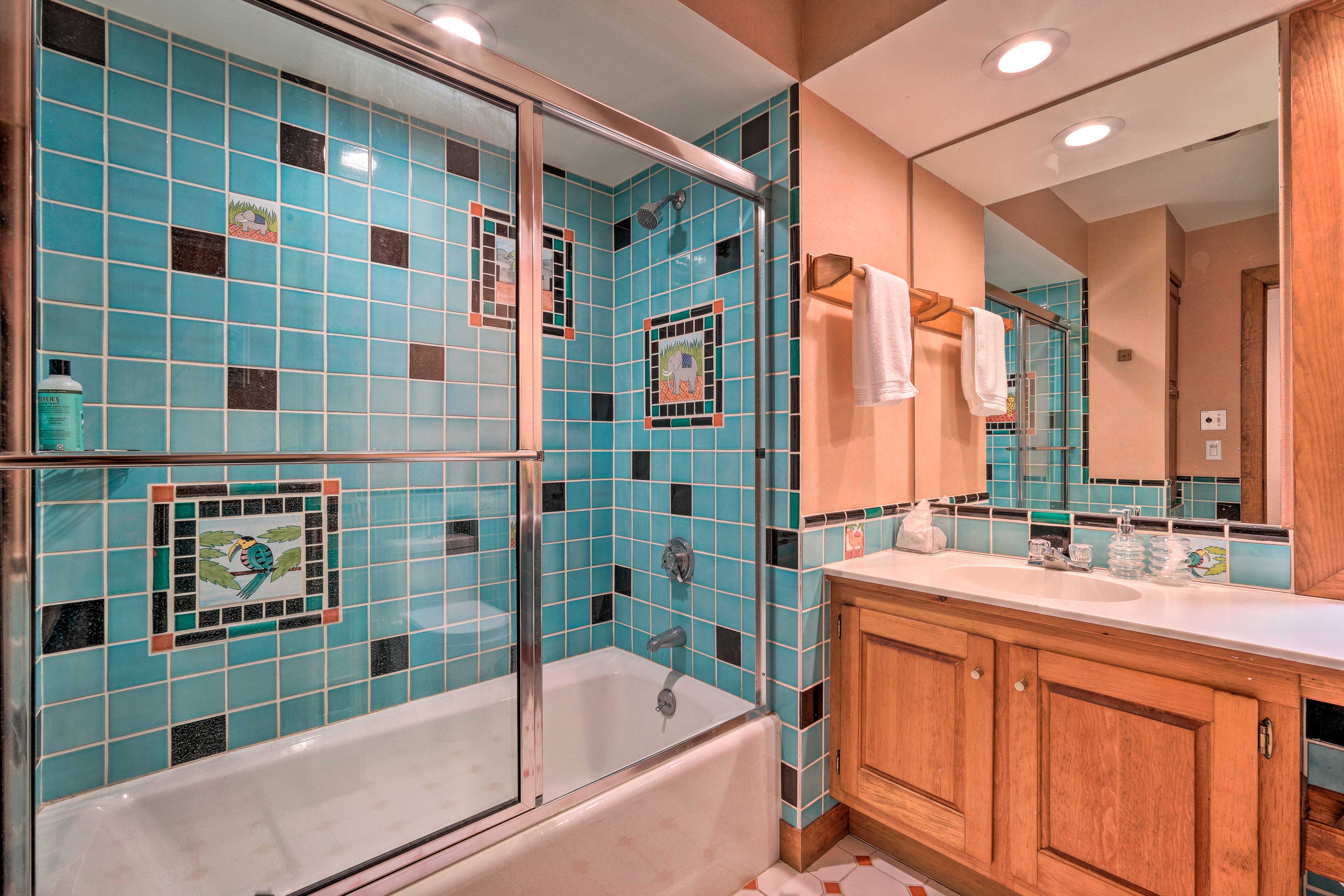 Full Bathroom | Complimentary Toiletries | Towels Provided