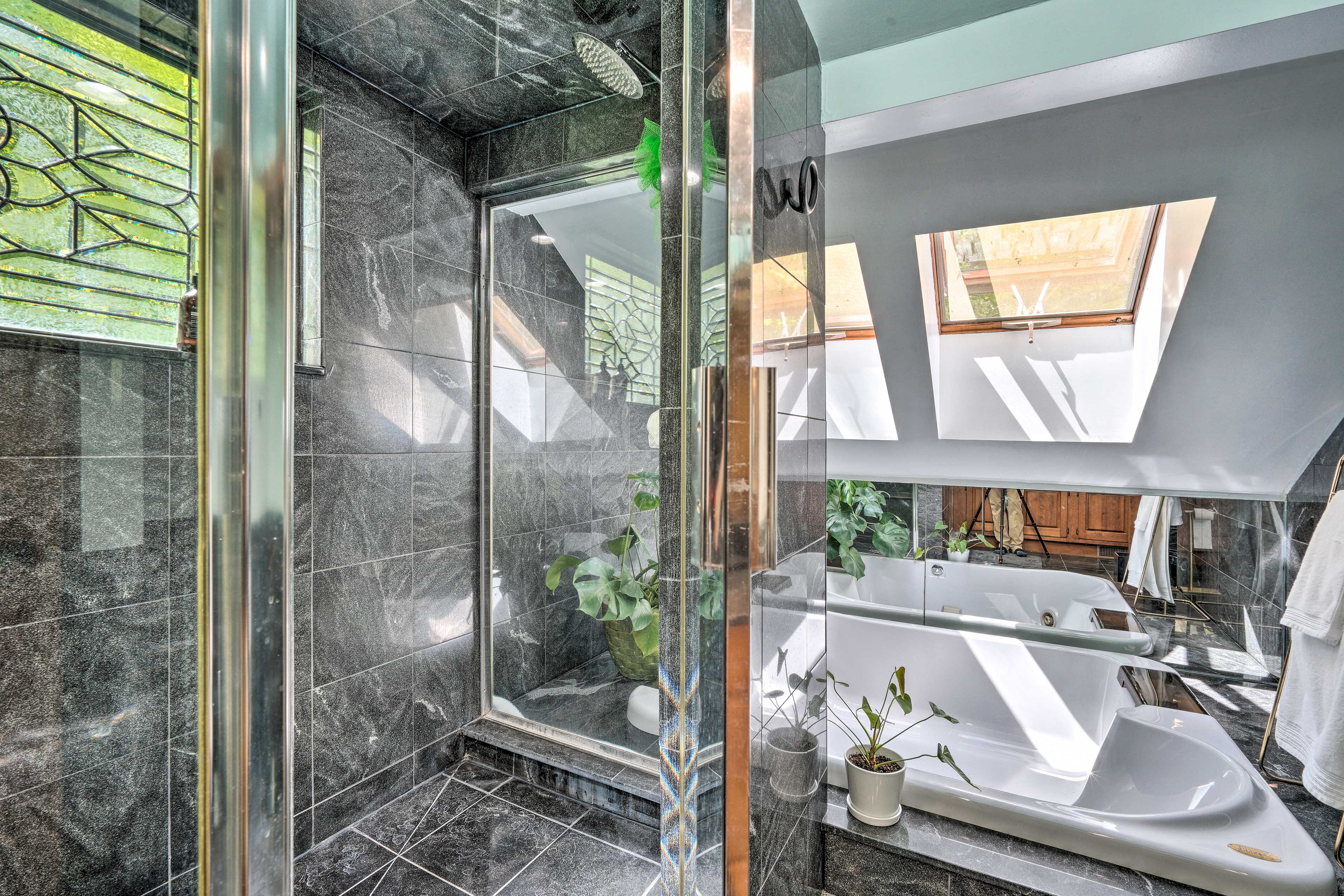 Luxury Jacuzzi Tub | Rain Shower Head | Walk-In Shower