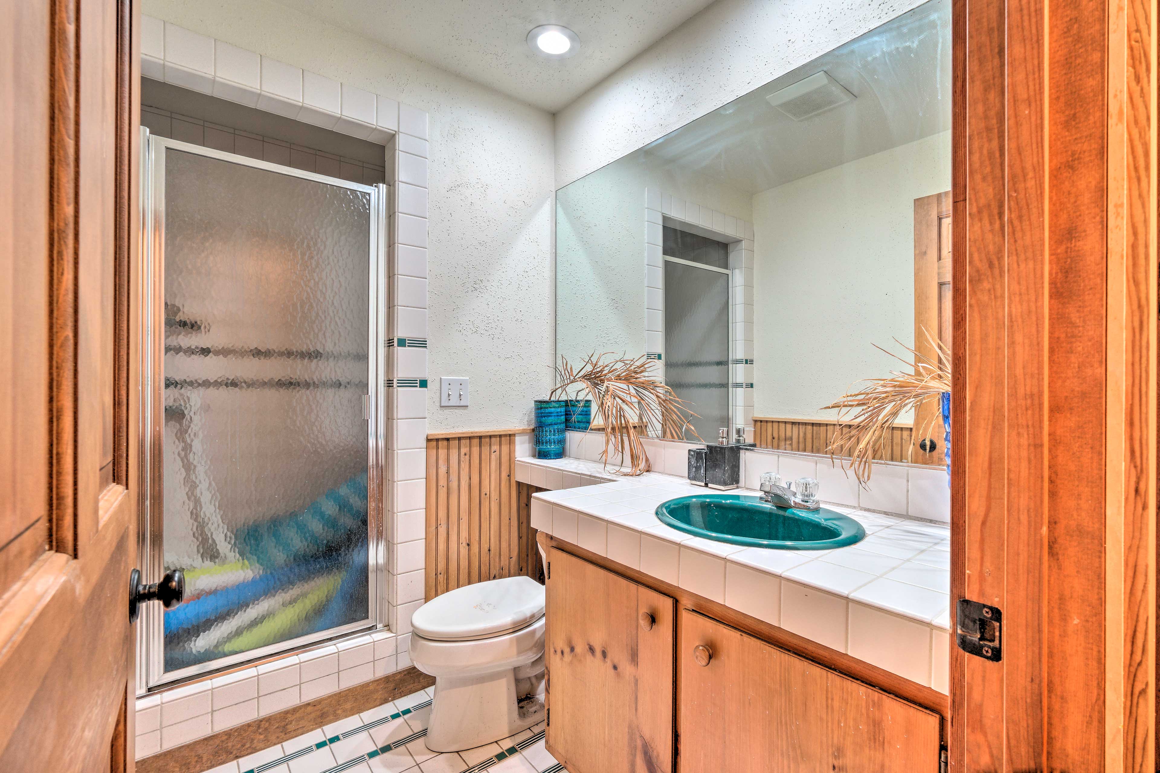 Full Bathroom | Complimentary Toiletries | Located in Pool Room