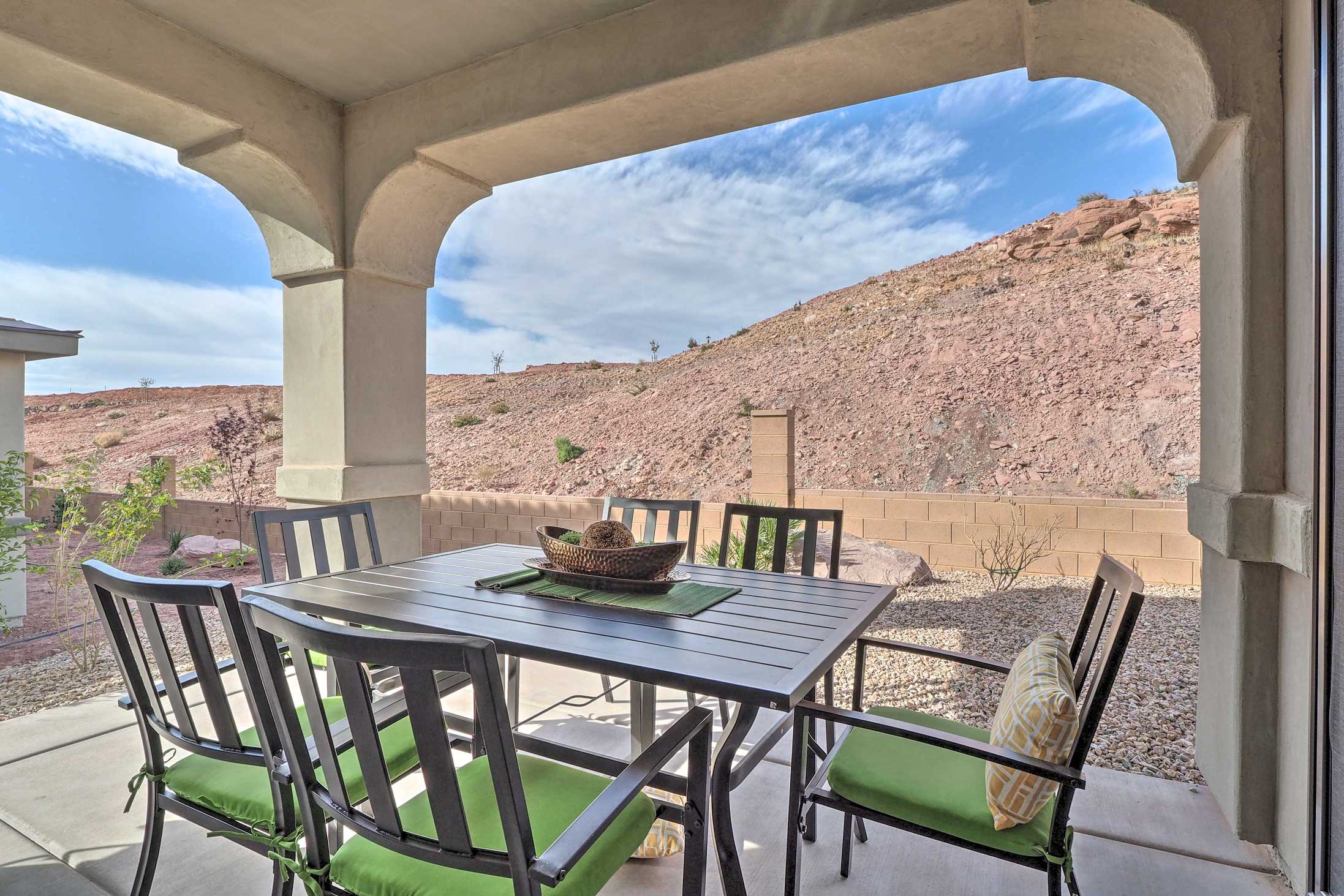 Red Cliffs Retreat w/ Community Lazy River!