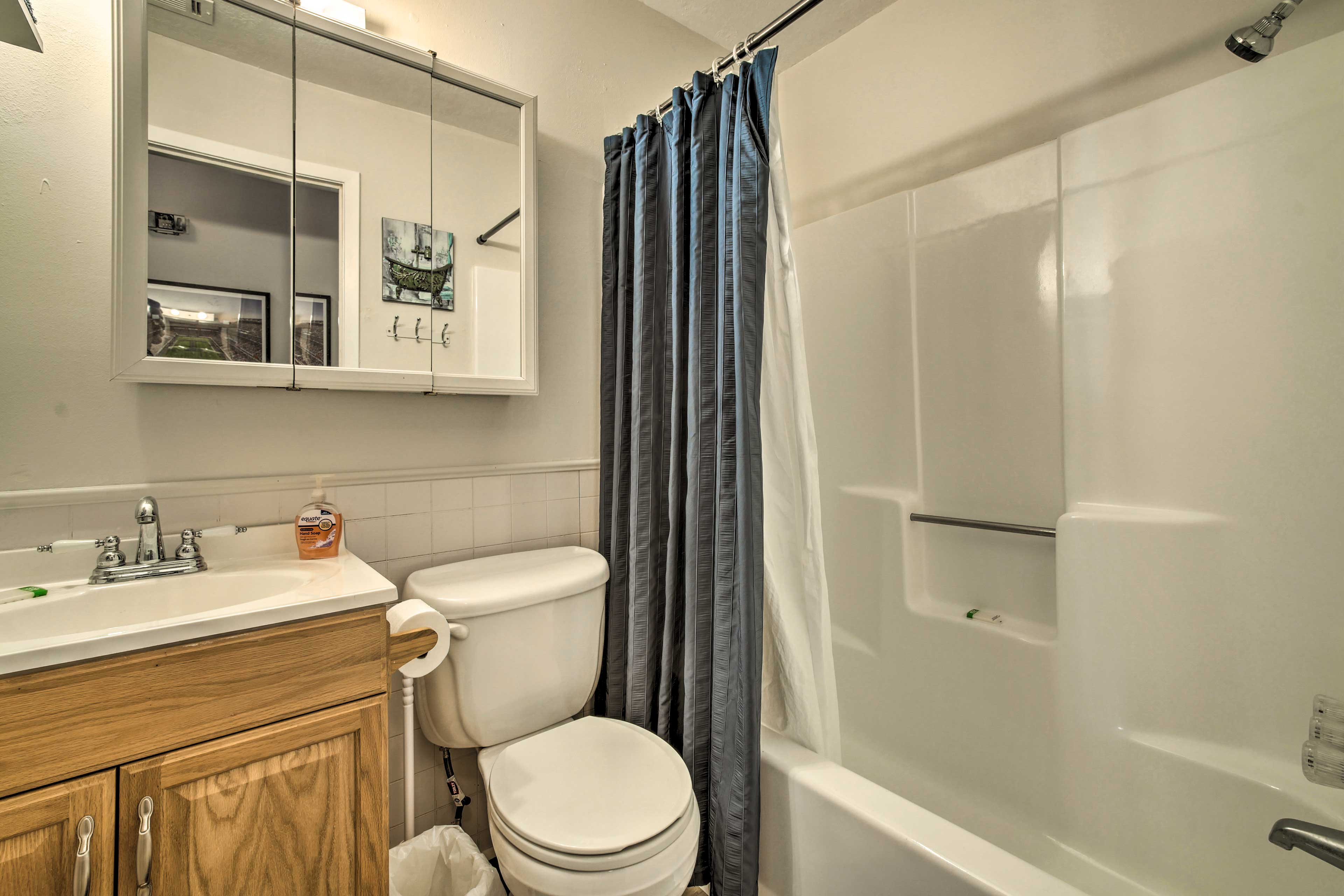 Full Bathroom | Complimentary Toiletries