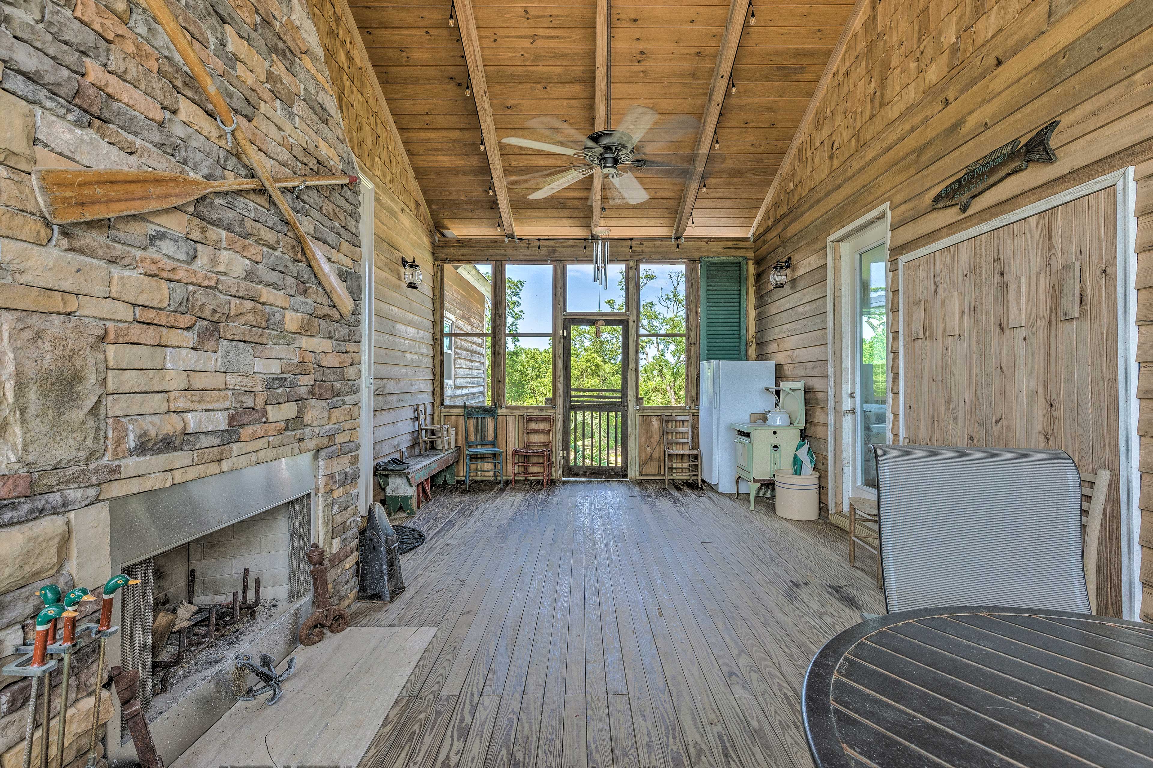 Screened Porch | Wood-Burning Fireplace | Dining Set