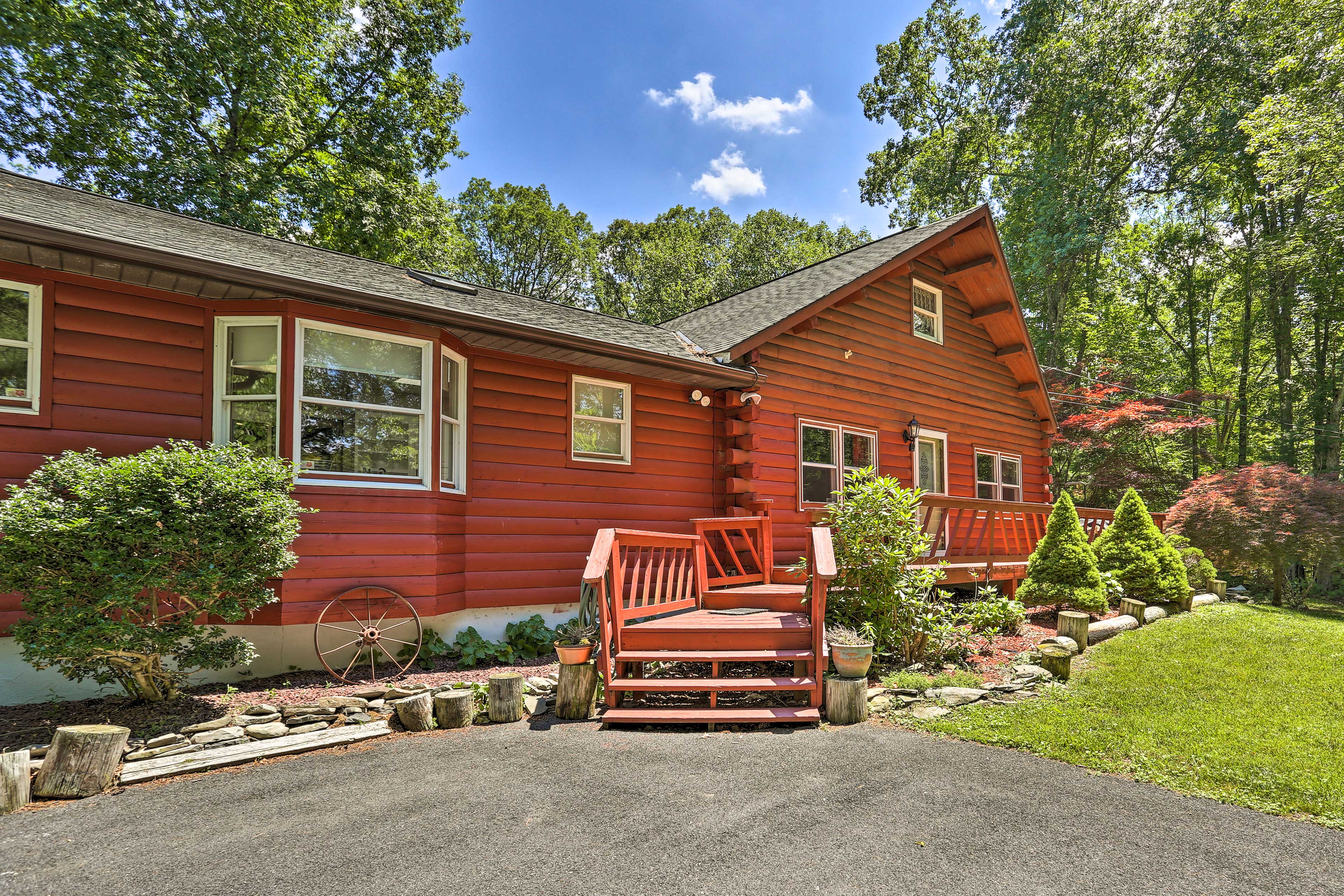 Dog-Friendly Pocono Mtns Cabin w/ Deck Near Hiking