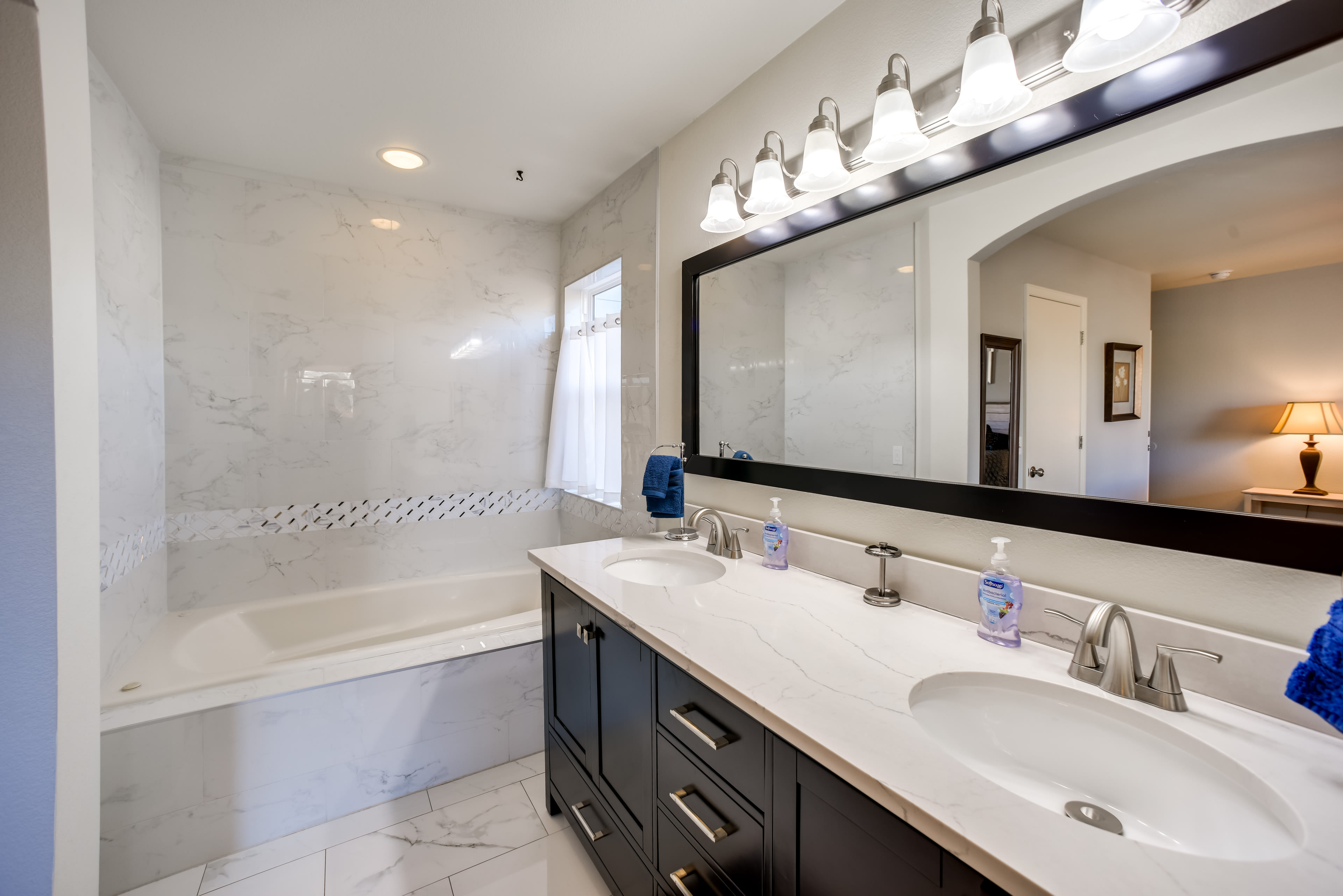 En-Suite Bathroom | Jetted Tub | Walk-In Shower