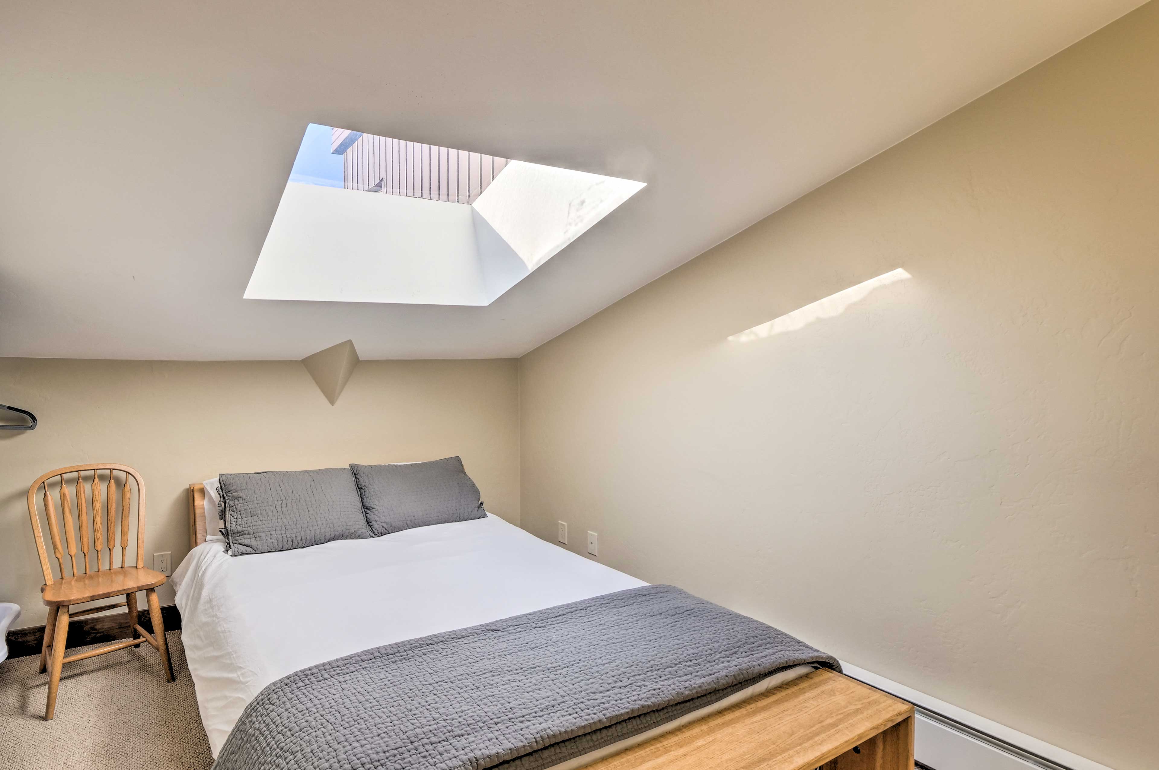 Bedroom 3 (Loft) | Queen Bed | Smart TV | En-Suite Bath