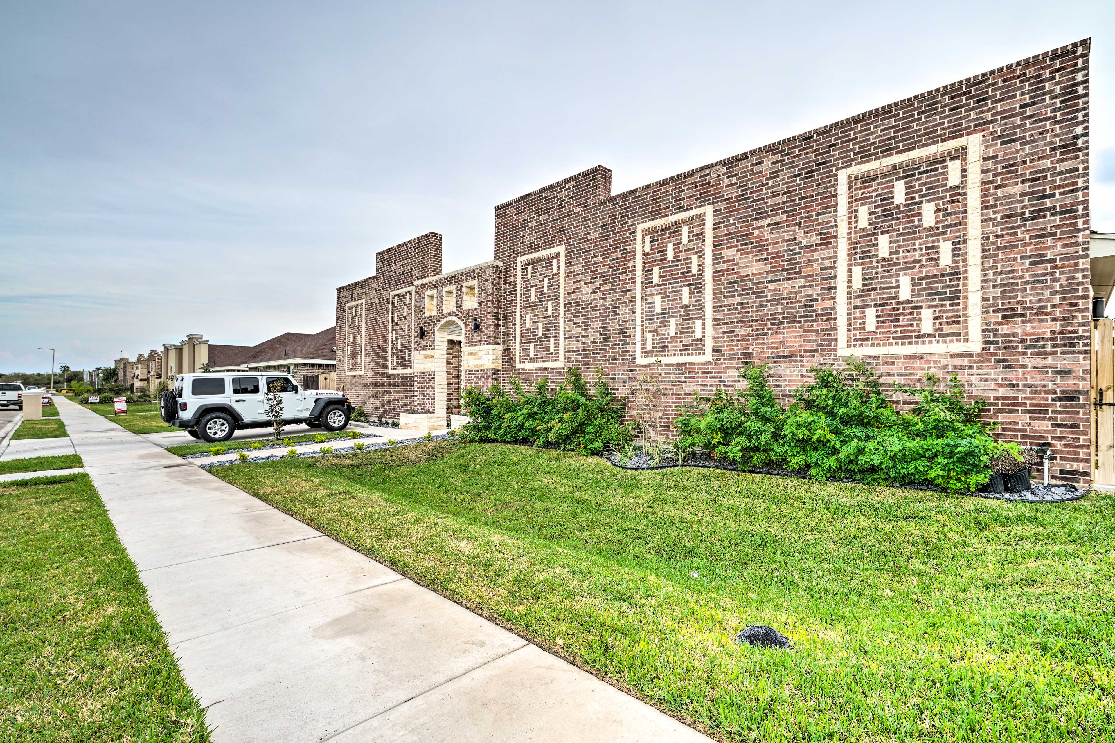 Parking | Driveway (2 Vehicles) | Covered Parking (1 Vehicle)