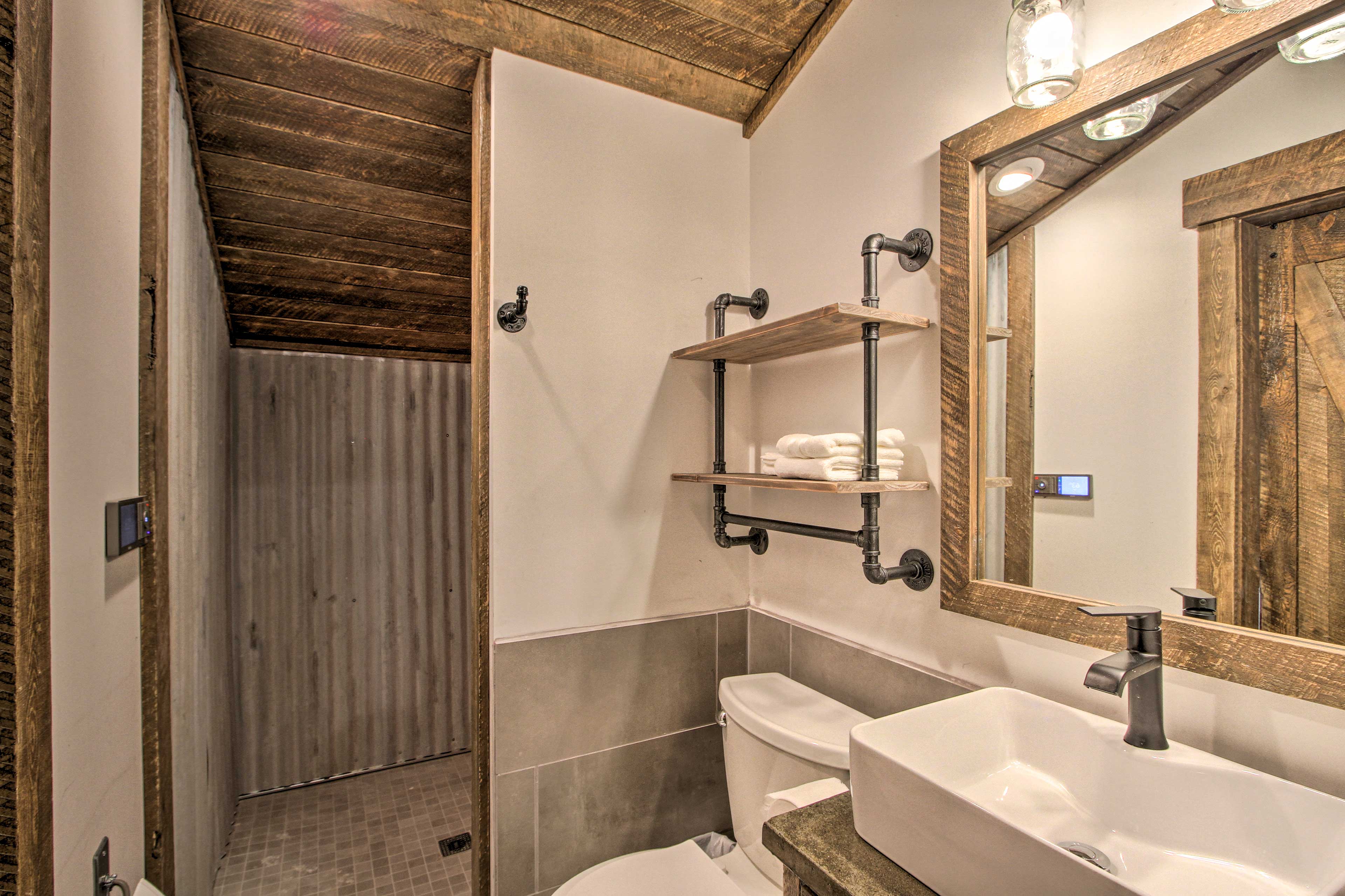 Full Bathroom | Complimentary Toiletries | Towels Provided