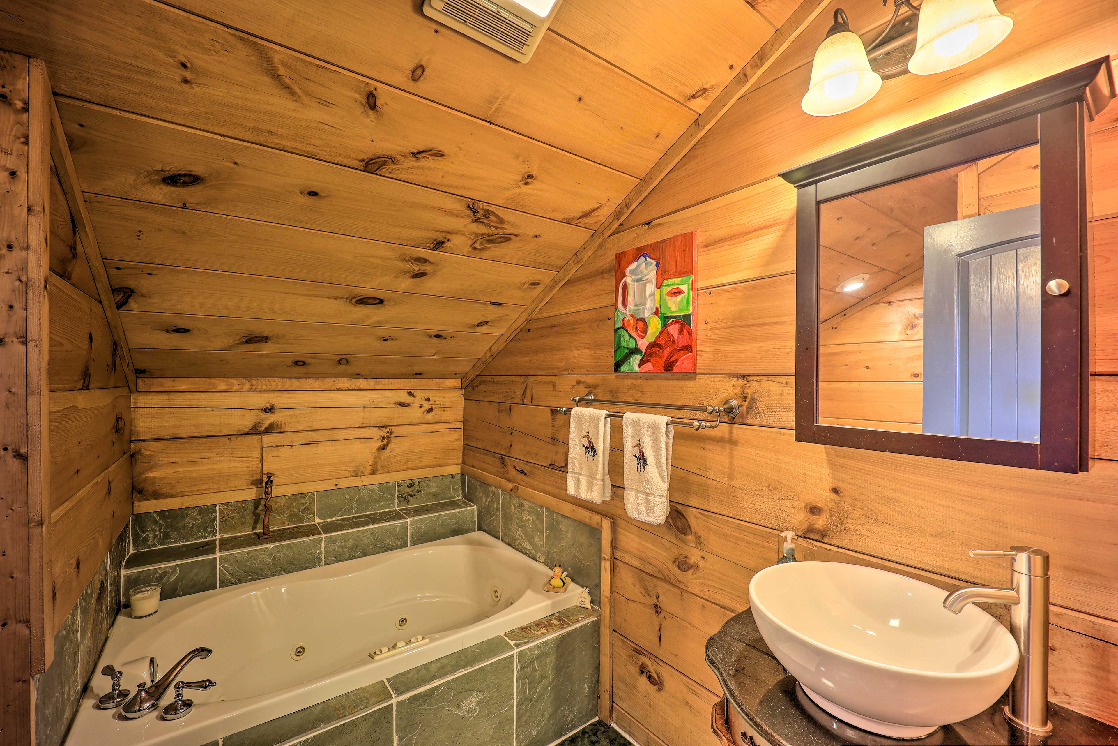 2nd-Story Full Bathroom | Jetted Soaking Tub | Towels Provided