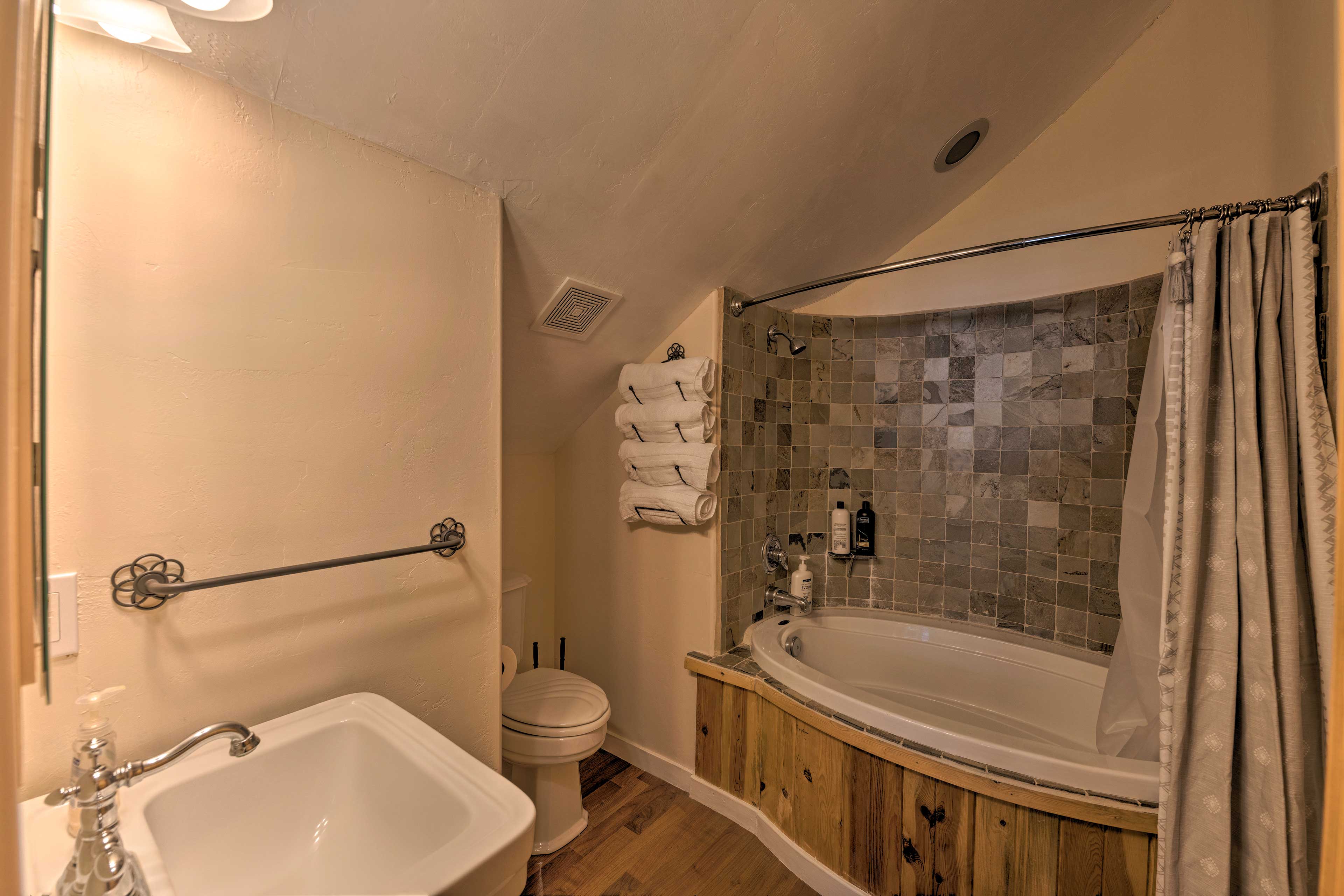 En-Suite Bathroom | Upstairs