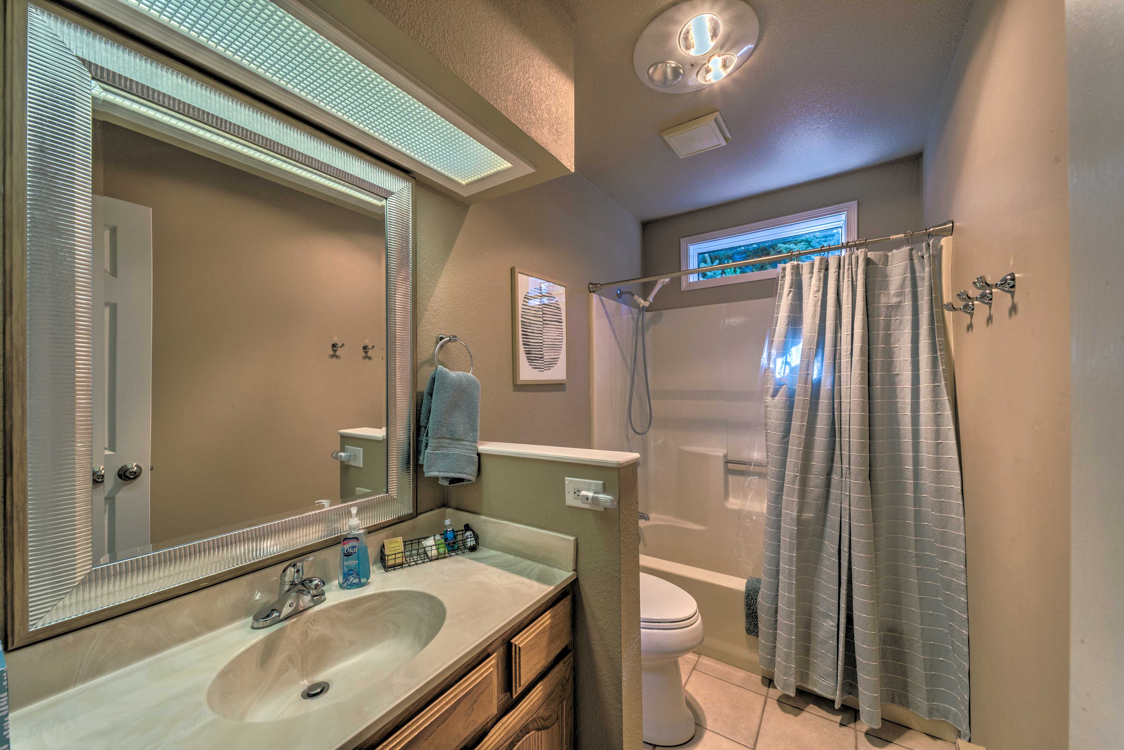 Full Bathroom | Complimentary Toiletries