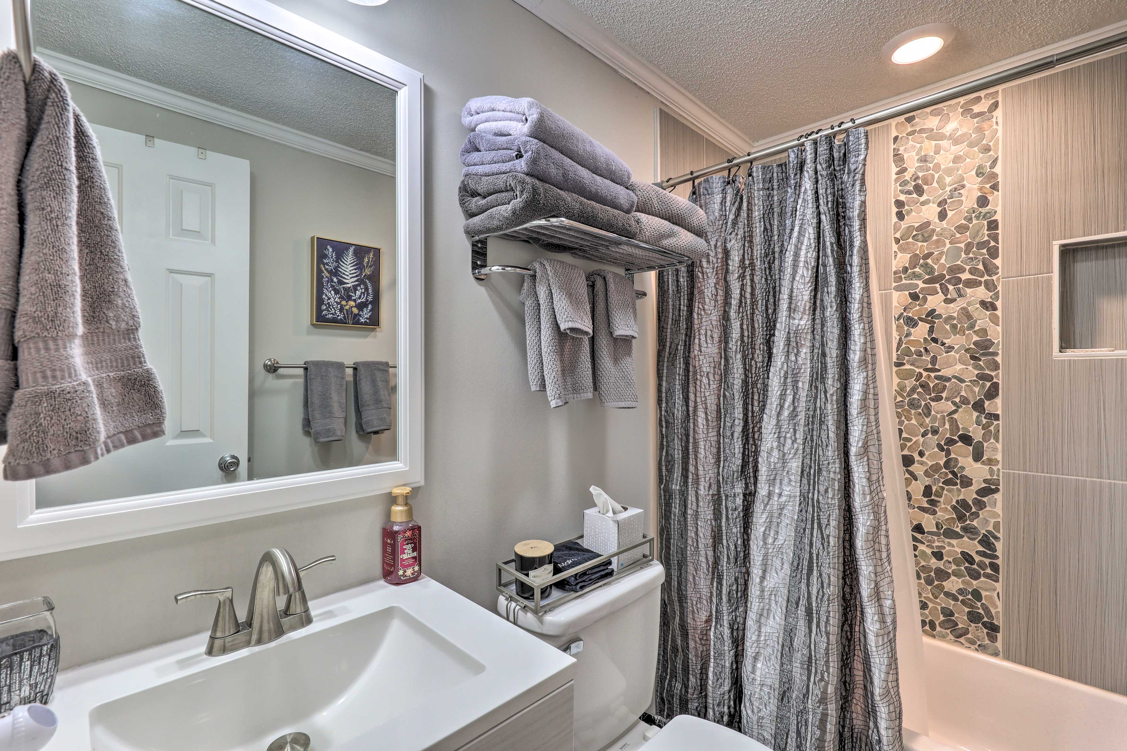 Full Bathroom | Towels Provided