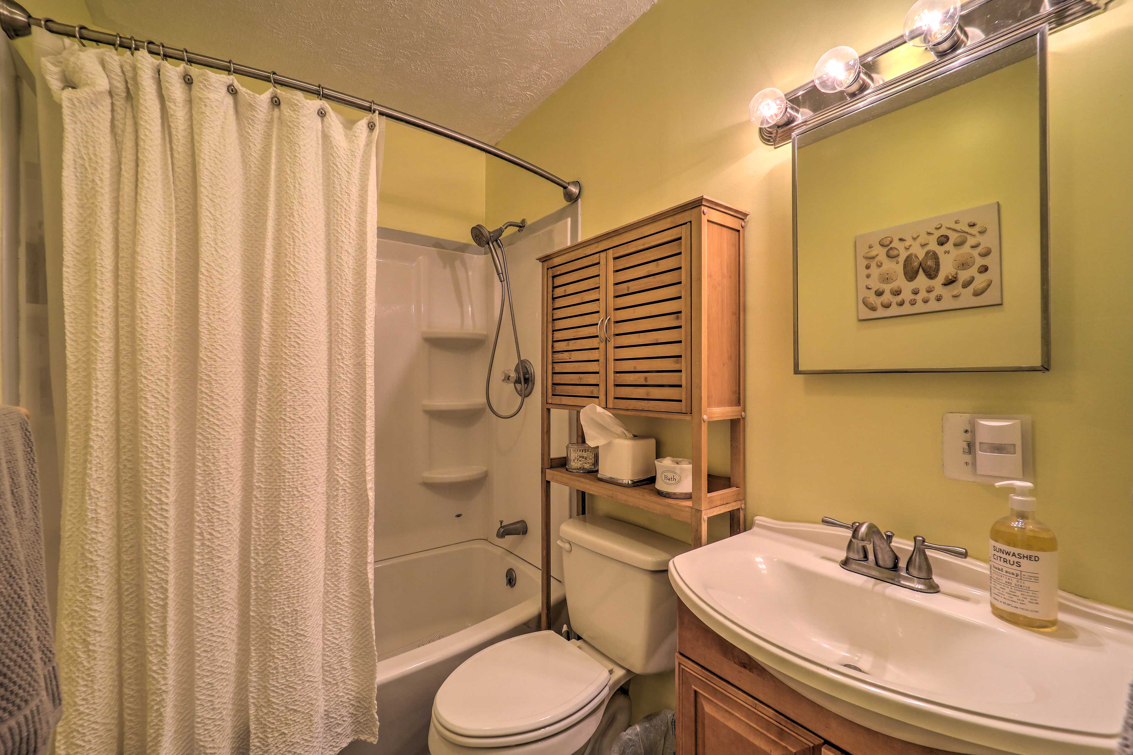 Full Bathroom | Shower/Tub Combo | Towels Provided