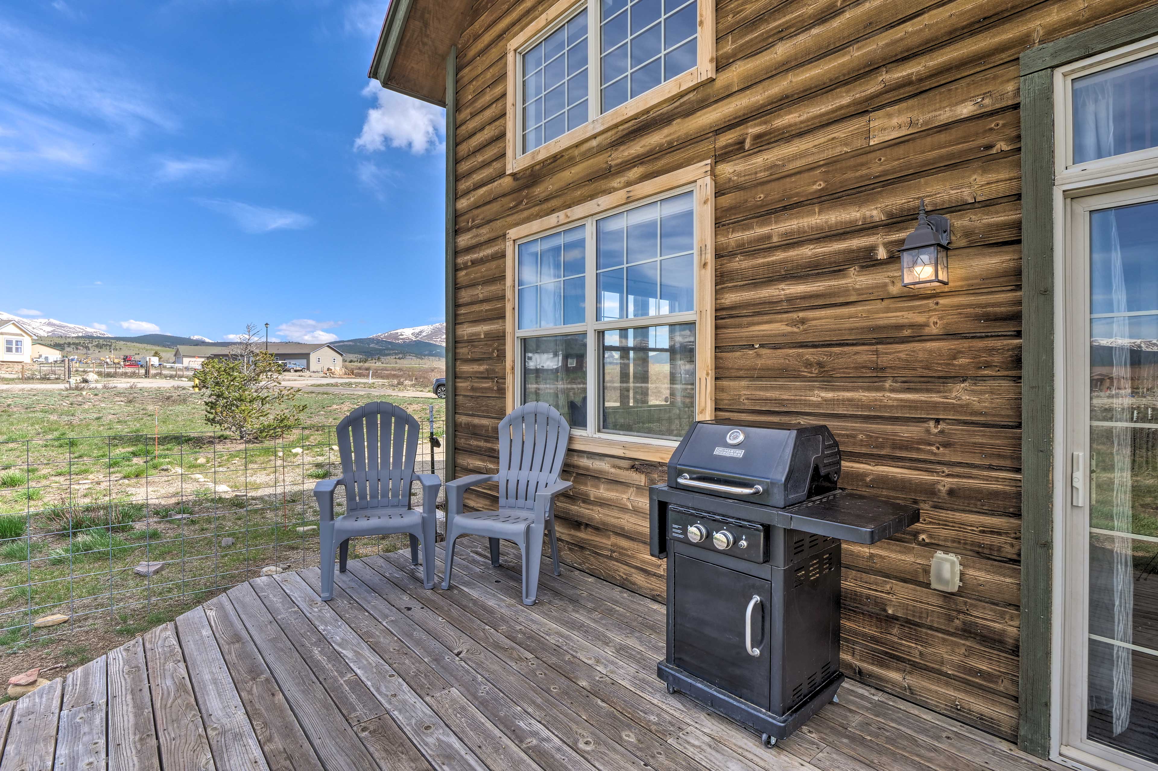 Property Exterior | Back Deck | Gas Grill