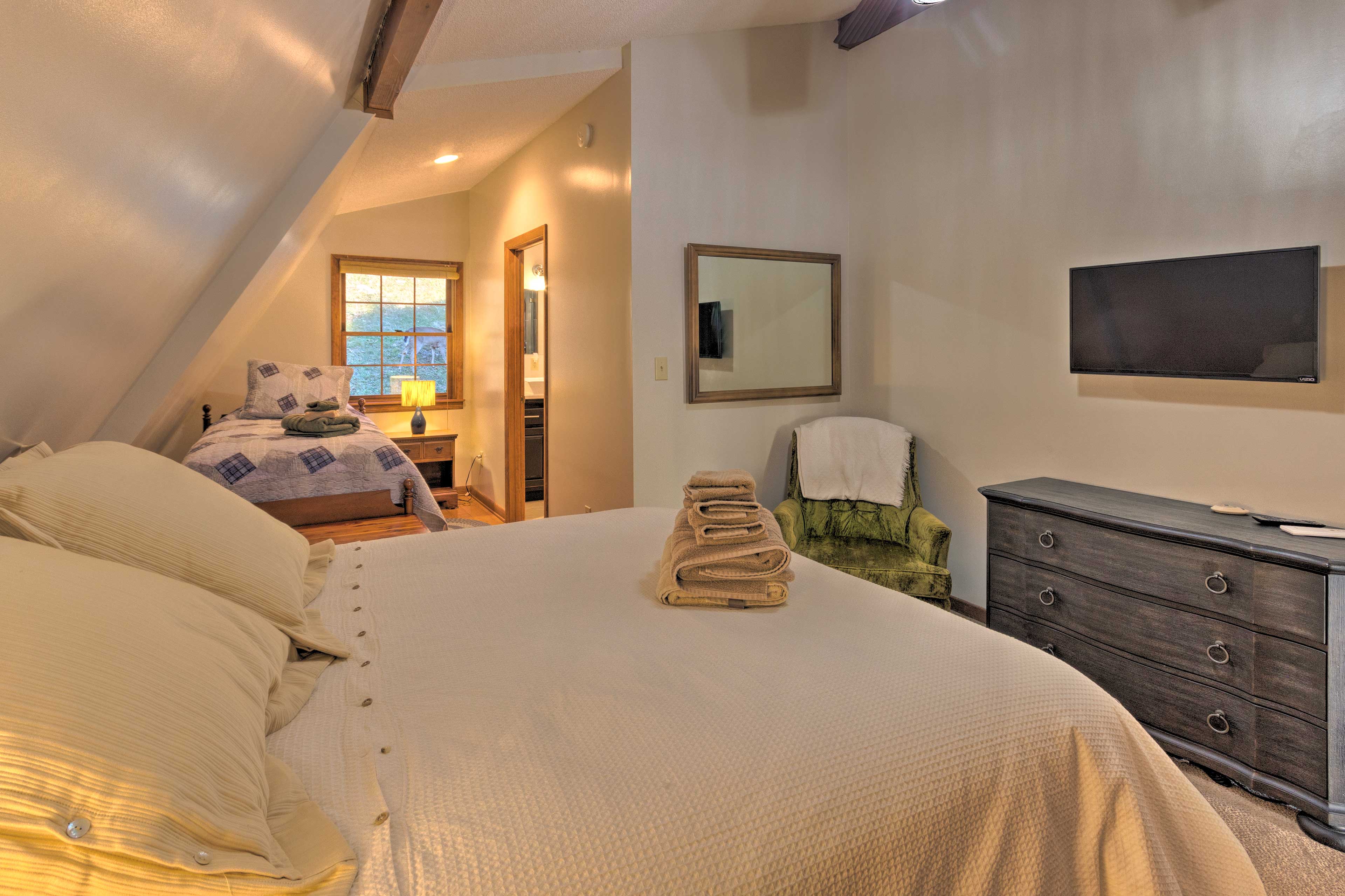 Bedroom 2 | King Bed | Twin Bed | En-Suite Bathroom | Smart TV