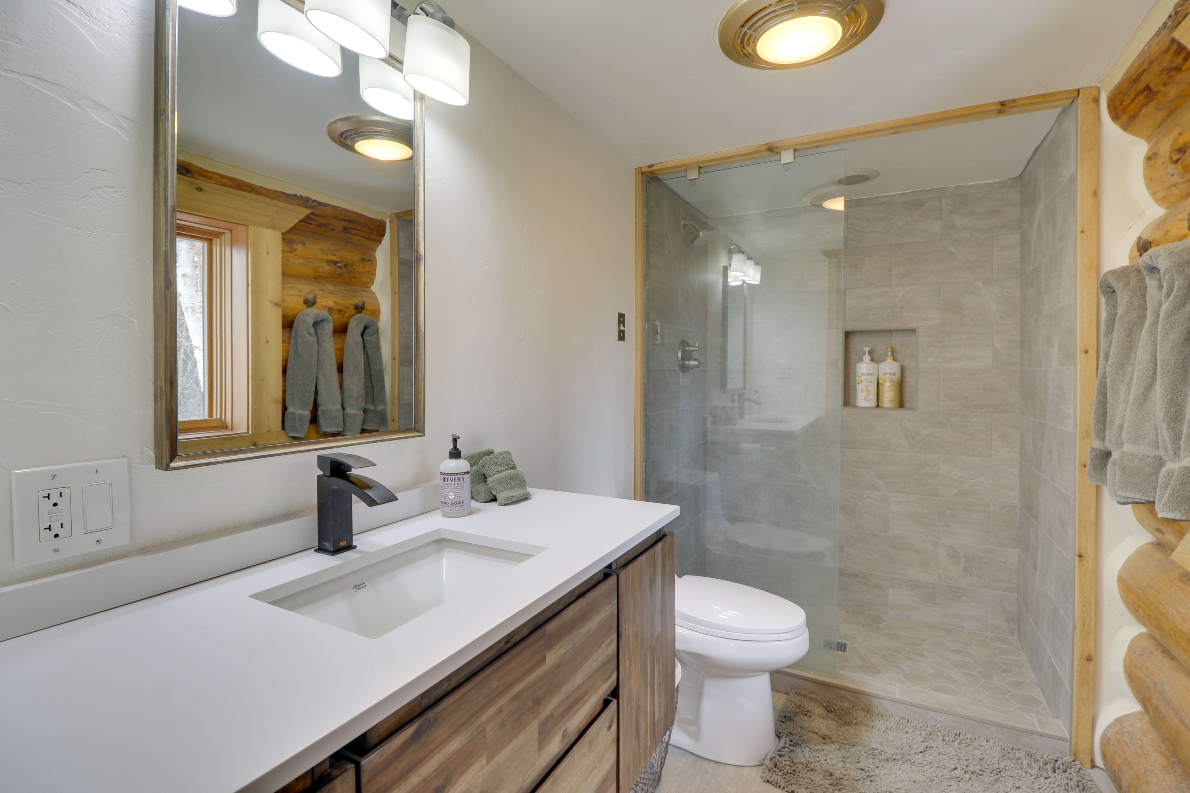 Full En-Suite Bathroom | Towels Provided