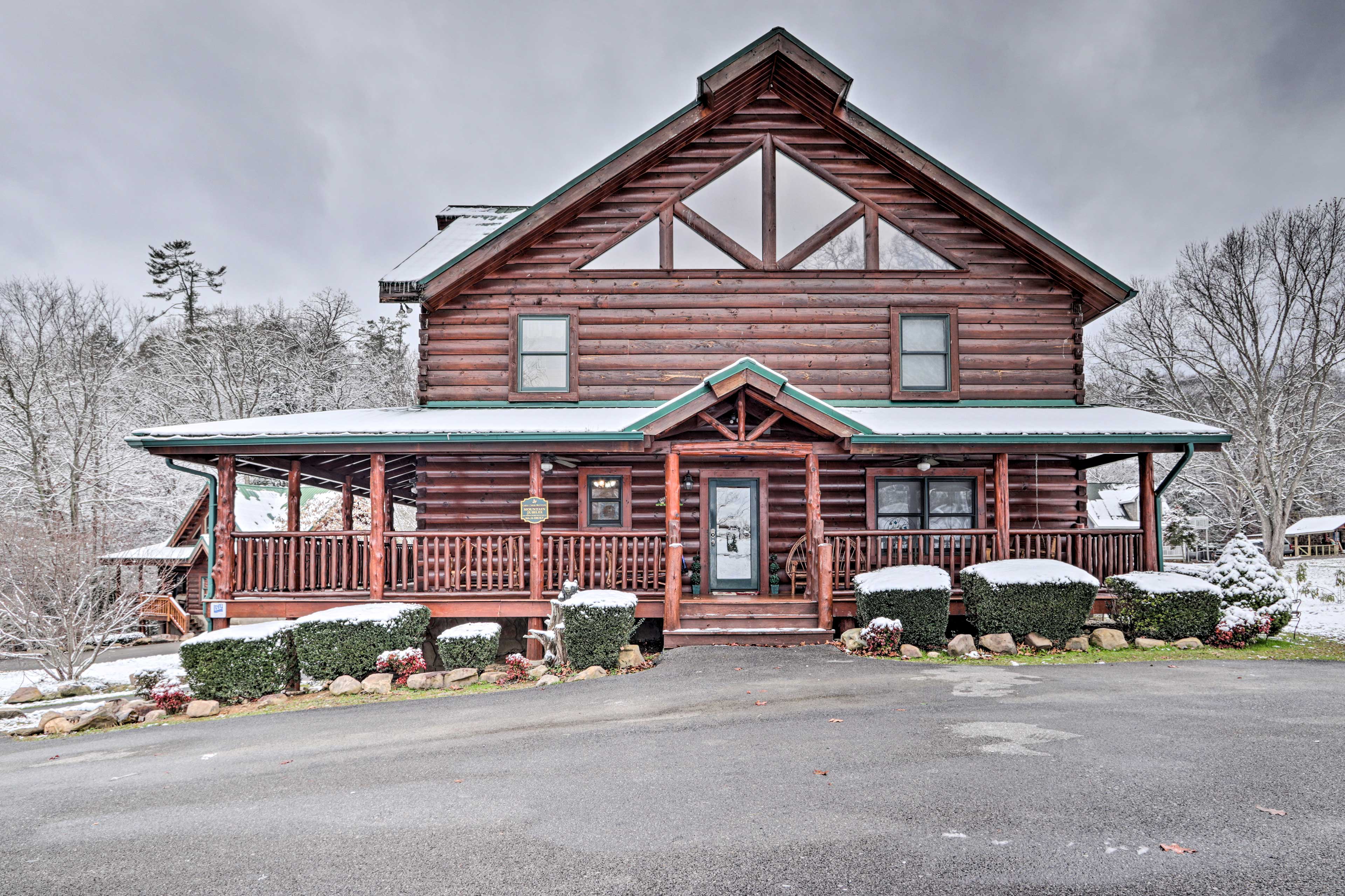 Sevierville Vacation Rental Cabin | 8BR | 7.5BA | 5,000 Sq Ft