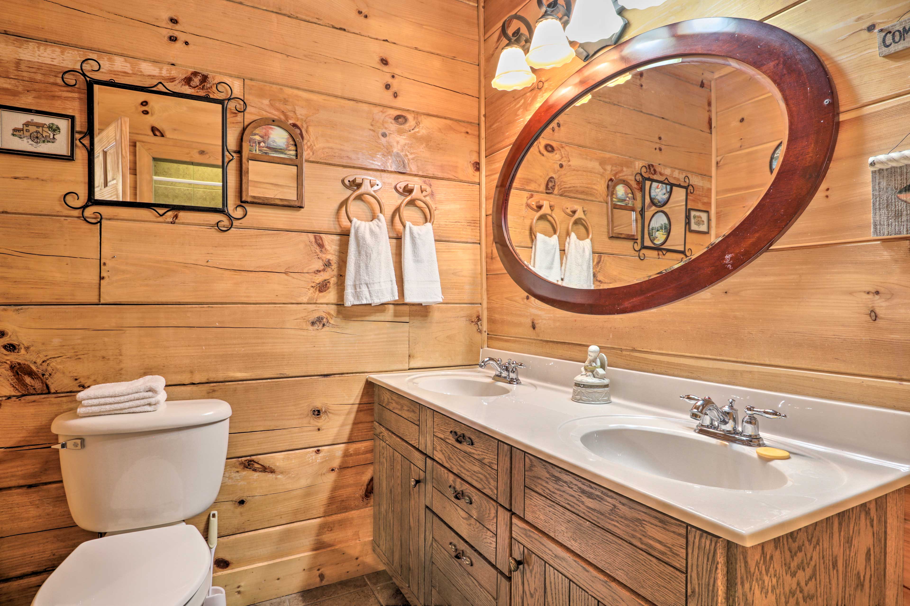 En-Suite Bathroom | Towels Provided