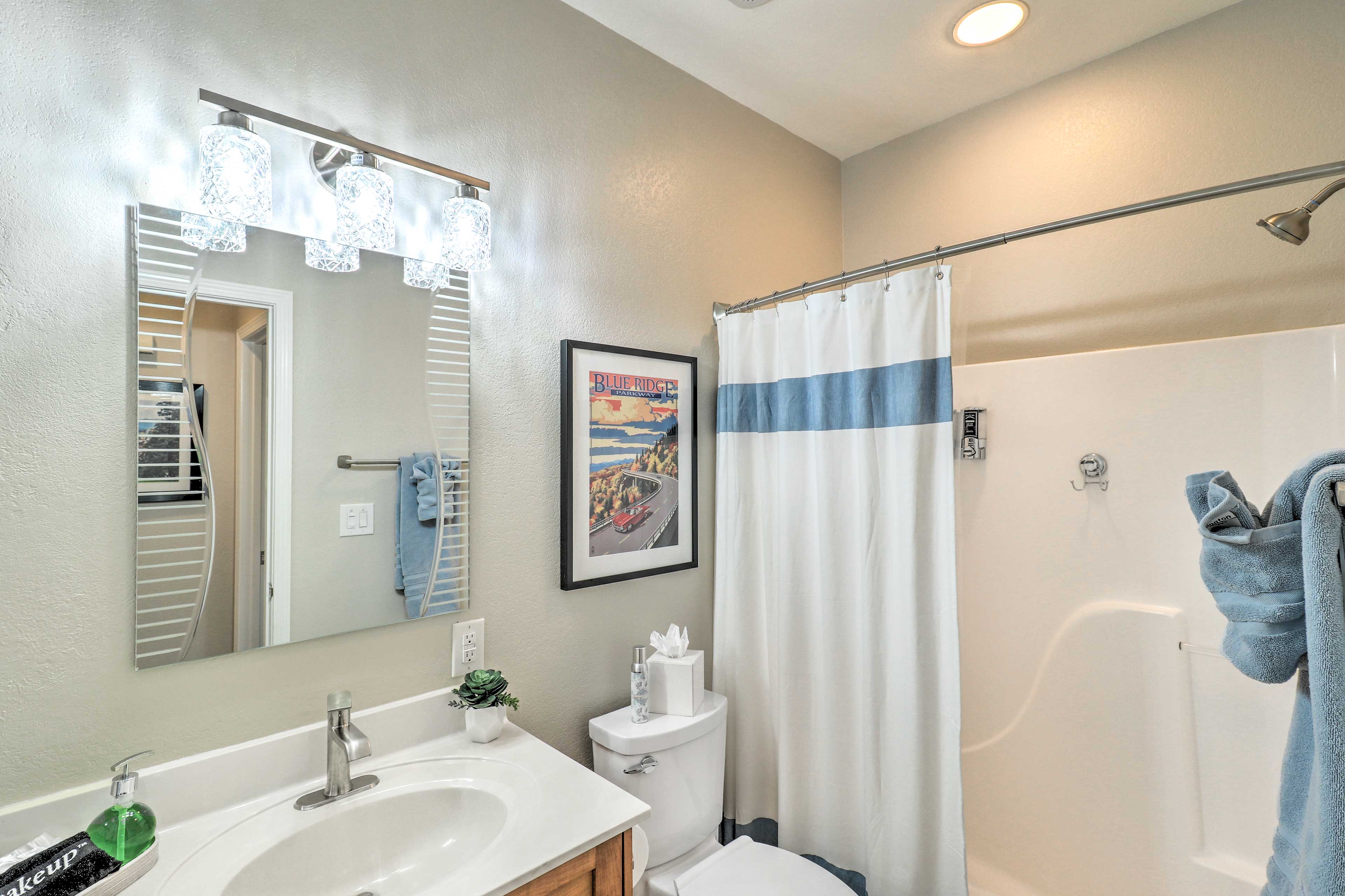 Full Bathroom | Complimentary Toiletries