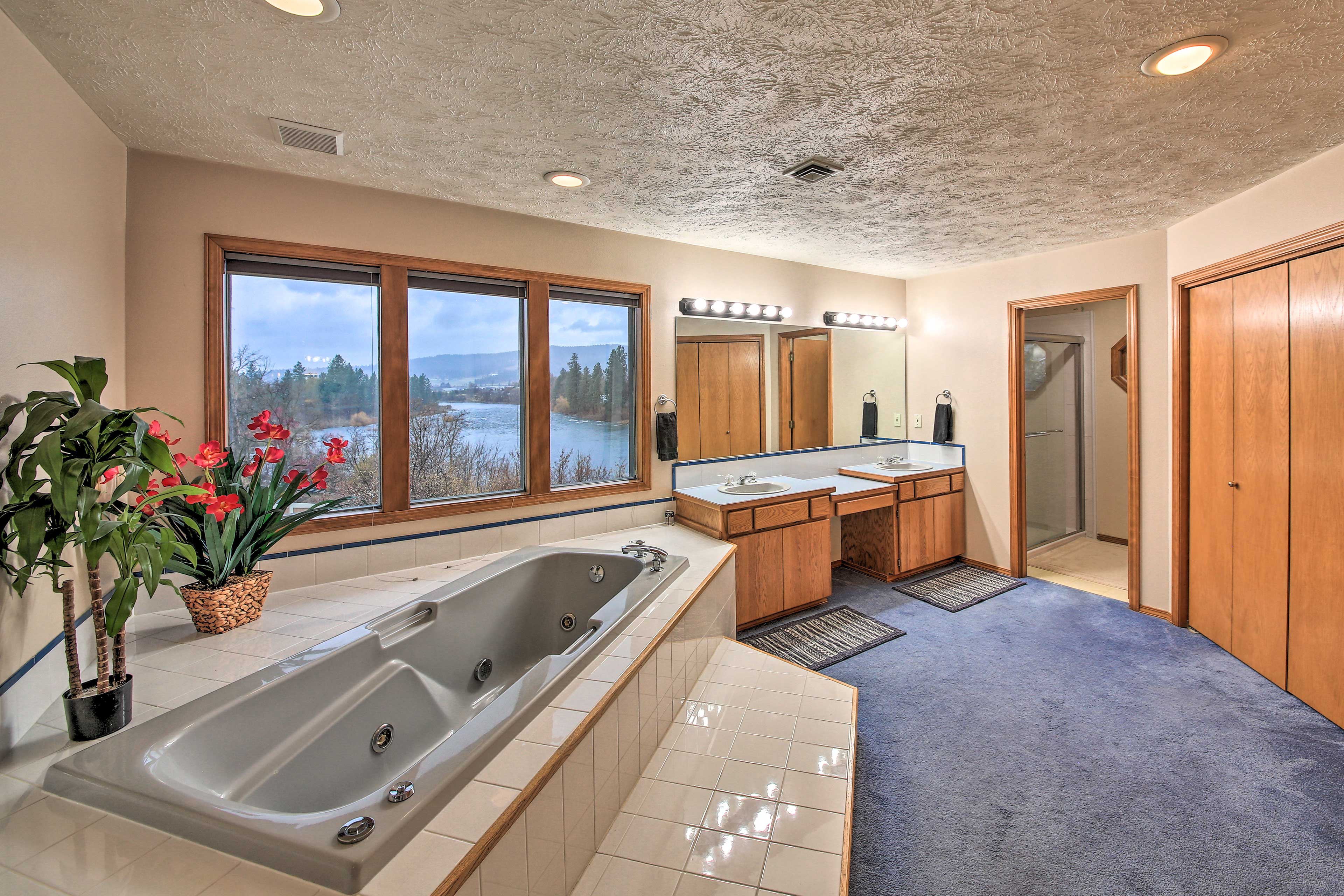 En-Suite Bathroom | Jetted Bathtub | Towels Provided