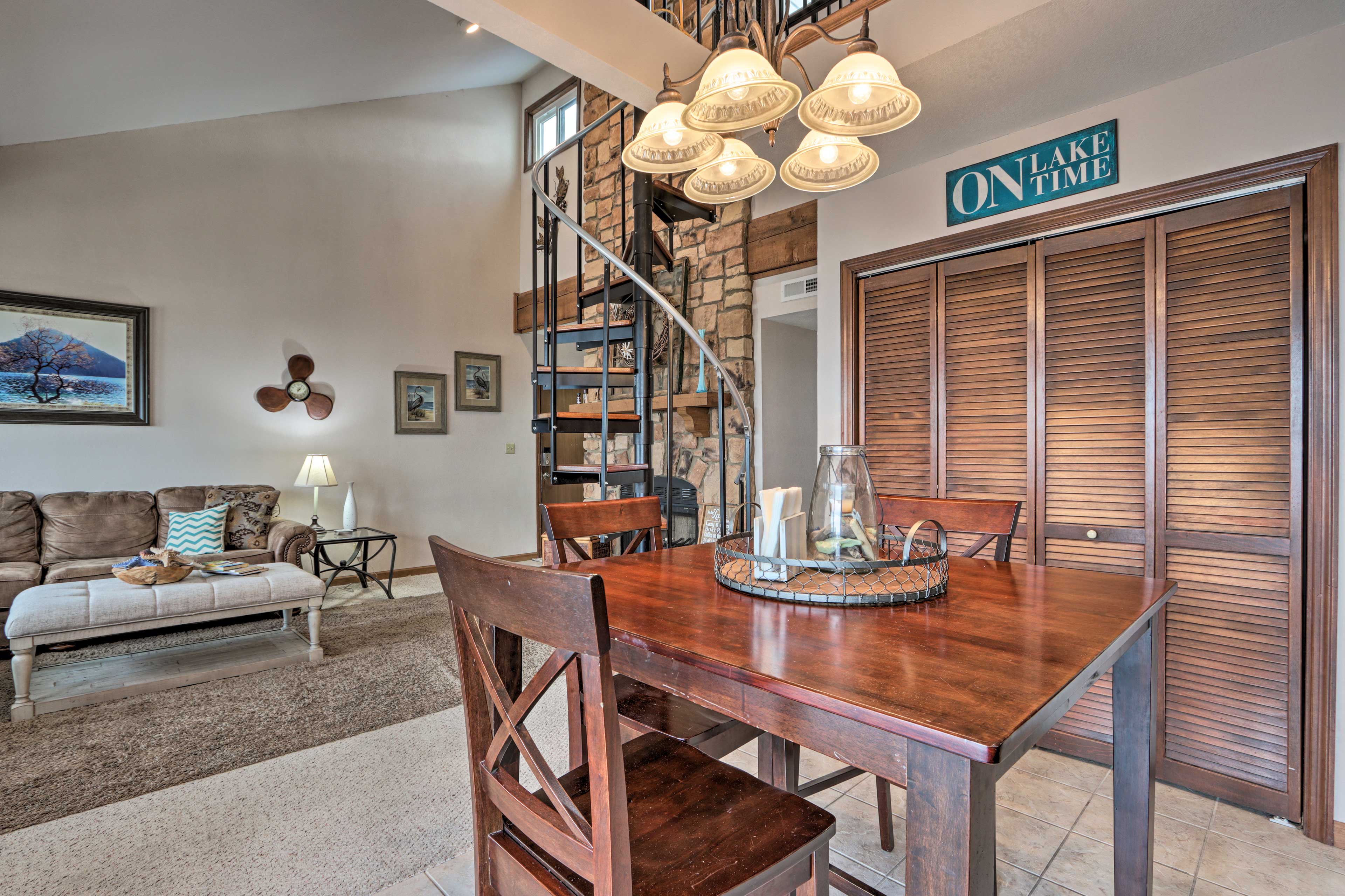 Dining Room | 1st Floor | Dishware/Flatware Provided