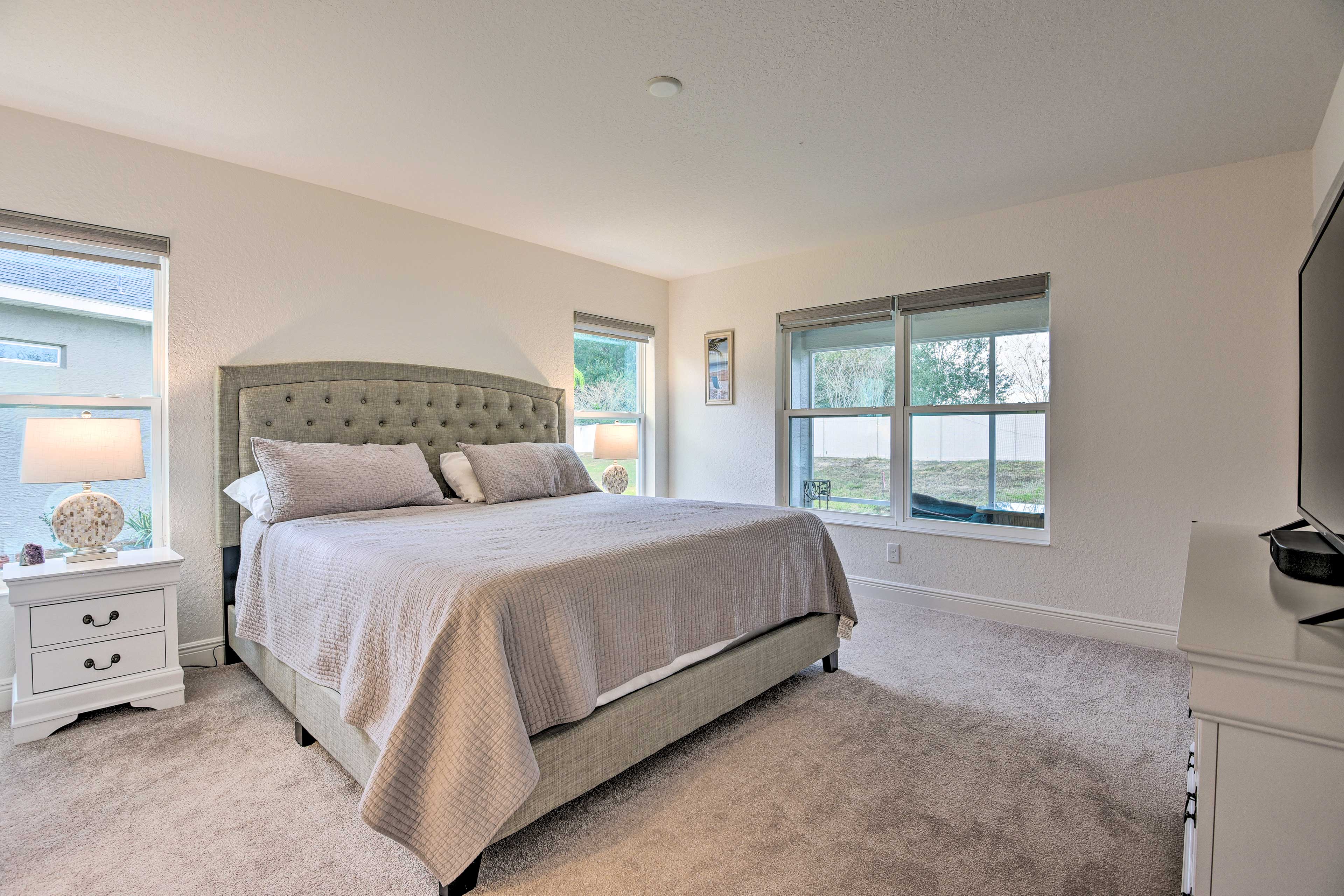 Main Bedroom | King Bed | Linens Provided